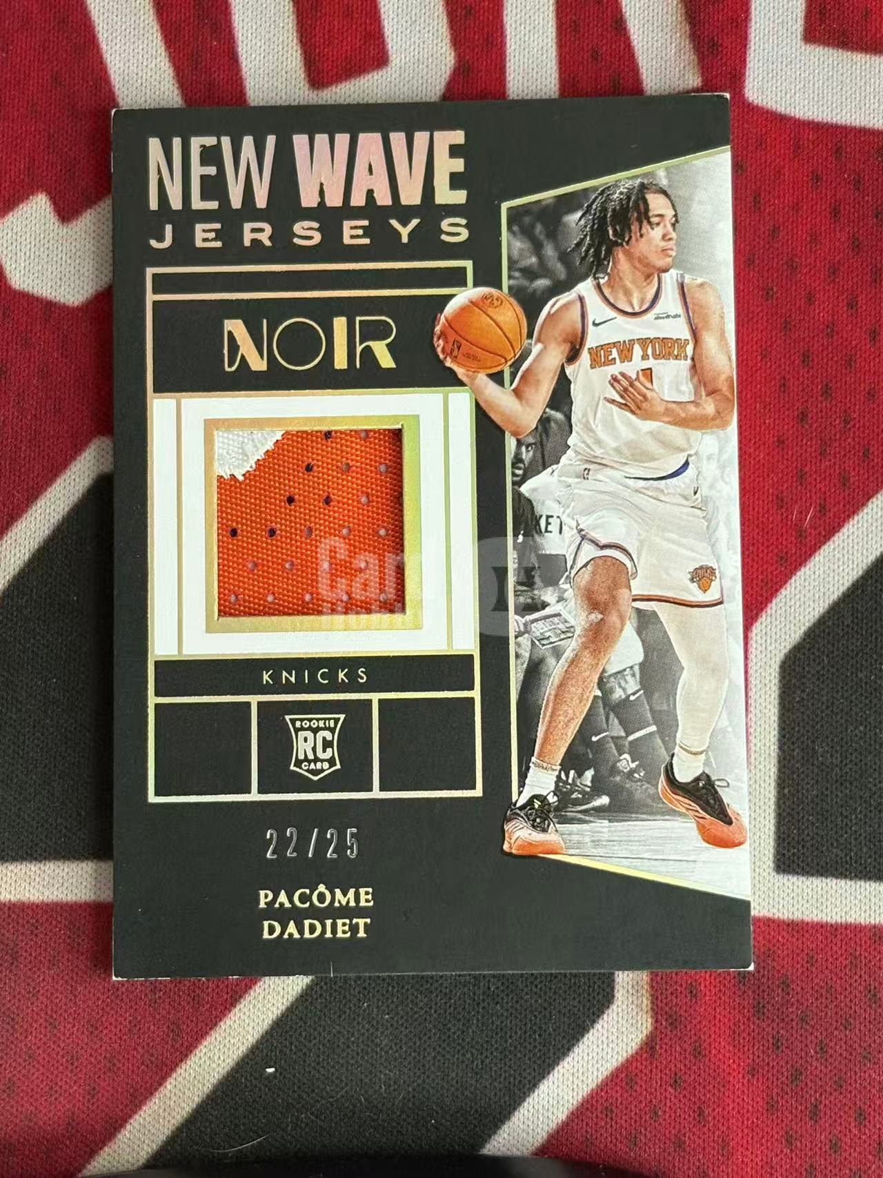 2024-25 PANINI NOIR 诺尔高端系列 PACOME DADIET 尼克斯 新秀RC 帕科姆达迪耶 25编 新秀大窗双色PATCH球衣物料暴力切割卡 衣料实物卡 银闪版【烂臭嘴拍卖】