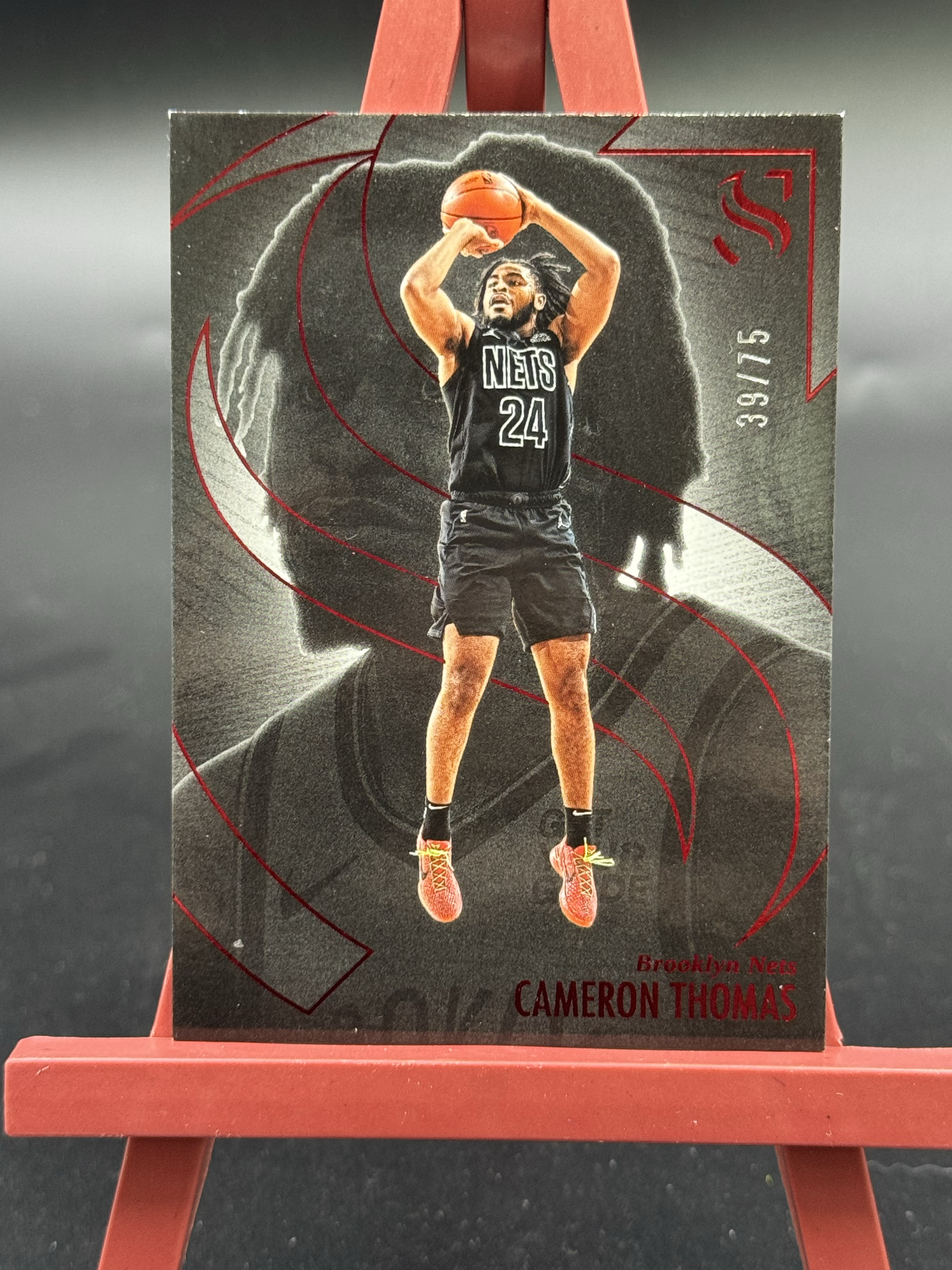 2024-25 Panini Silhouette Cameron Thomas 剪影 篮网 卡梅伦 托马斯 39/75编 红平行 【优质球星折射专场】Hzo4