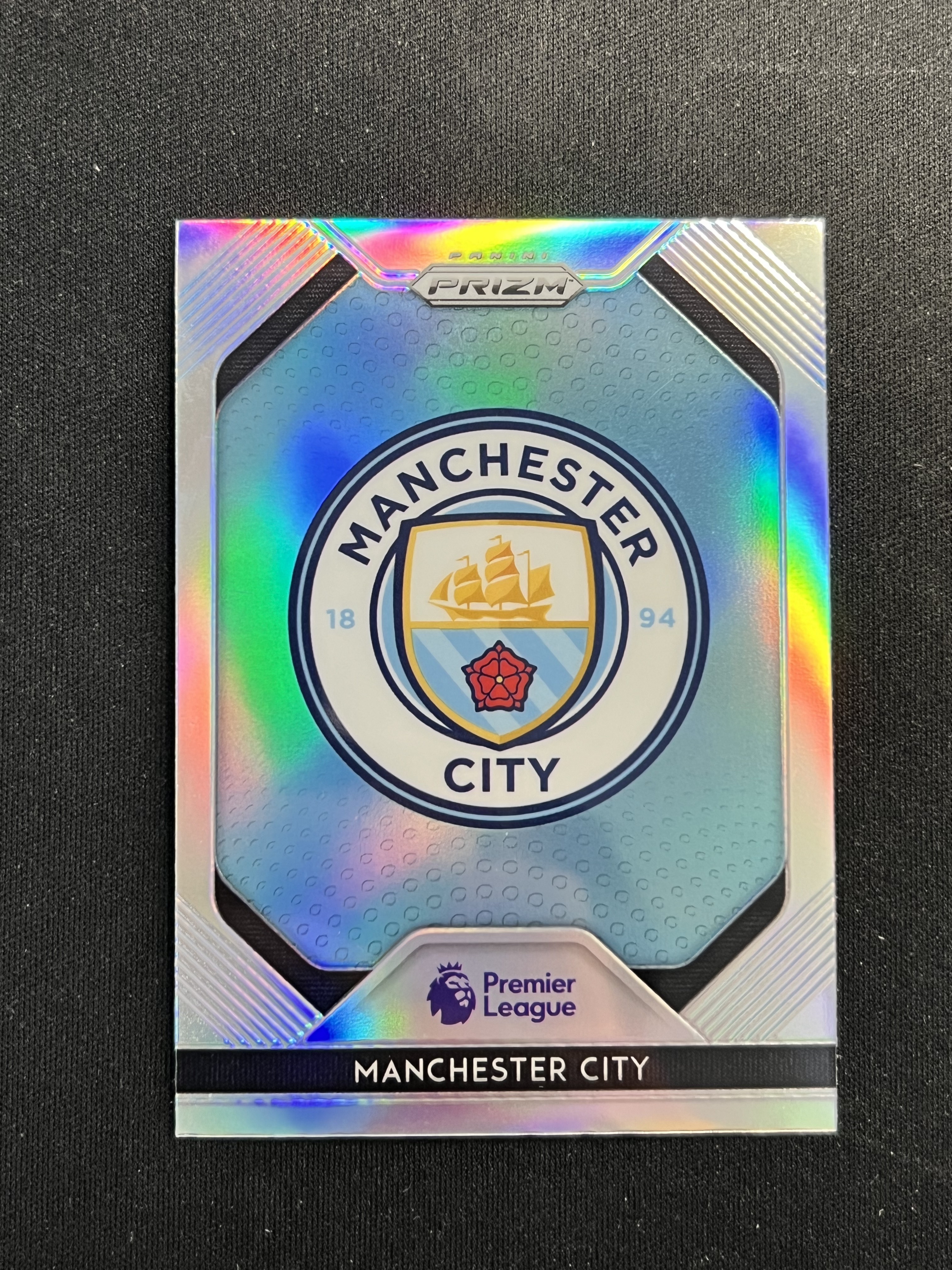 2019-20 Panini Prizm Manchester City 英超pz 曼城队徽 银折。绰号蓝月亮，hit之一。黑哥主队，德布劳内、哈兰德、孔帕尼、阿圭罗【珞珈拍卖】