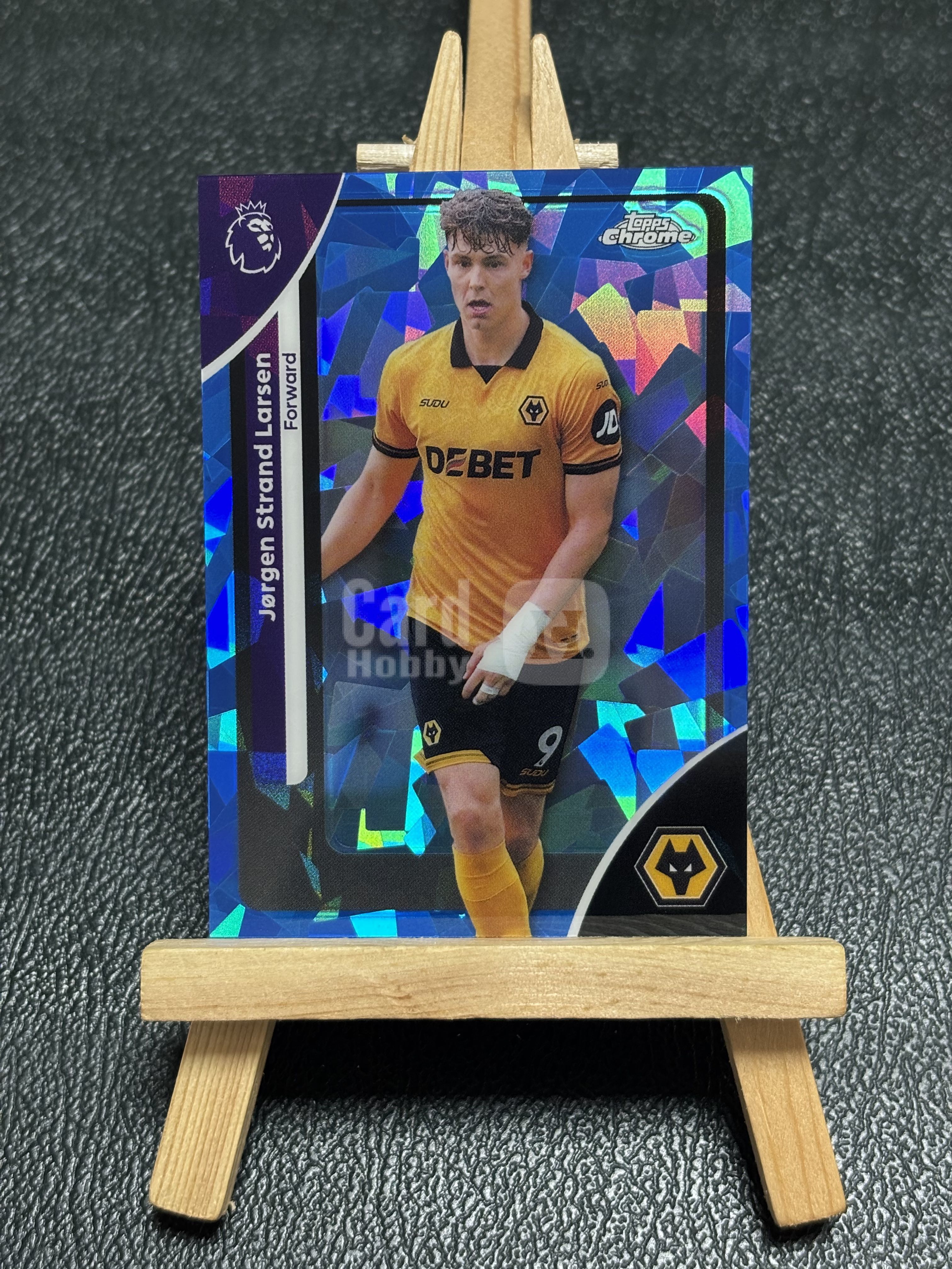 2026 Topps Chrome Jorgen Strand Larsen 约根 拉尔森 狼队 蓝碎冰折 蓝宝石 英超 银折 实卡精美 收藏必备 卡品如图 七七代卖 XO6