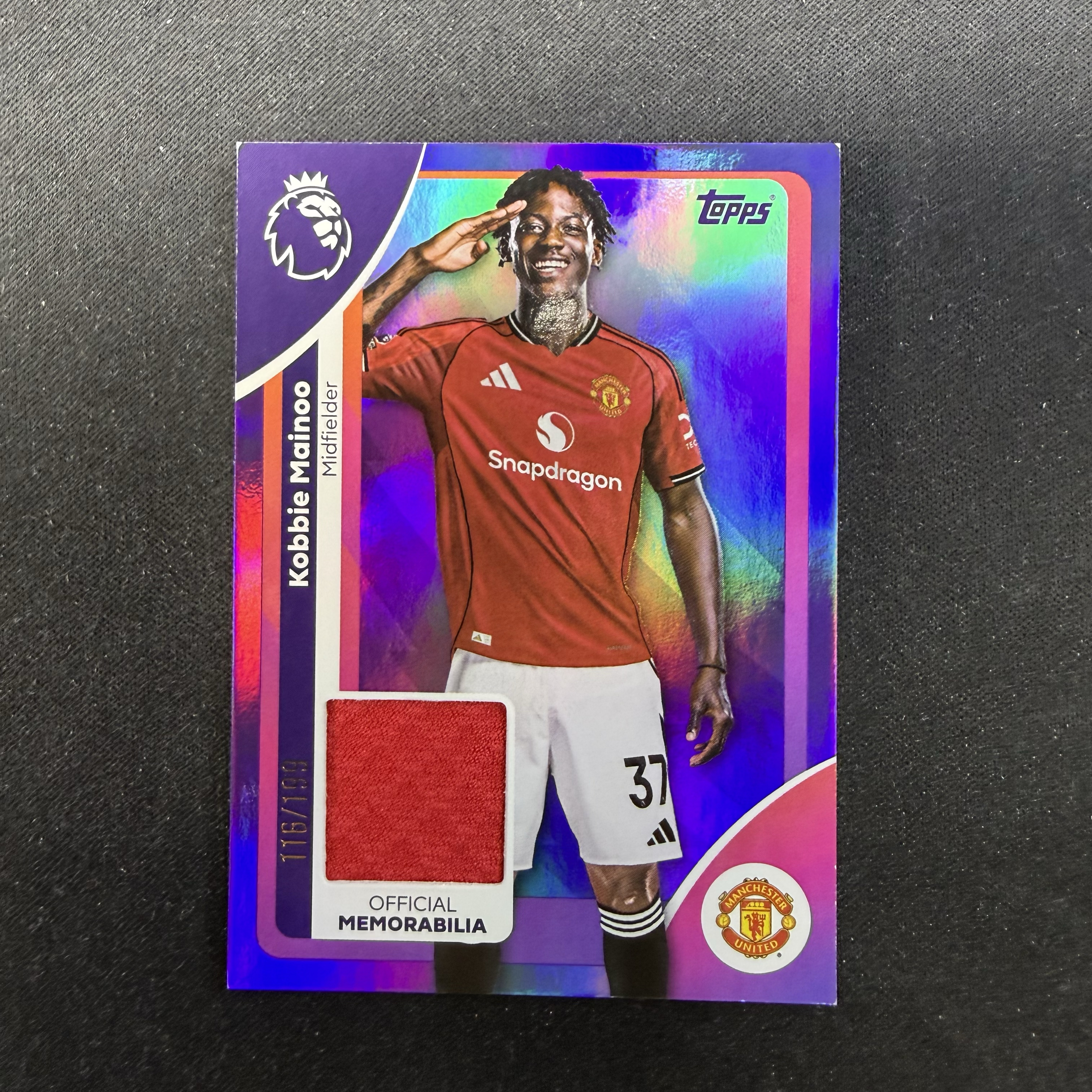 2025 Topps PREMIER LEAGUE Kobbie Mainoo 【SC拍卖】英超 梅努 曼联 116/199编 小窗物料 亲穿 收藏必备(ing哥)
