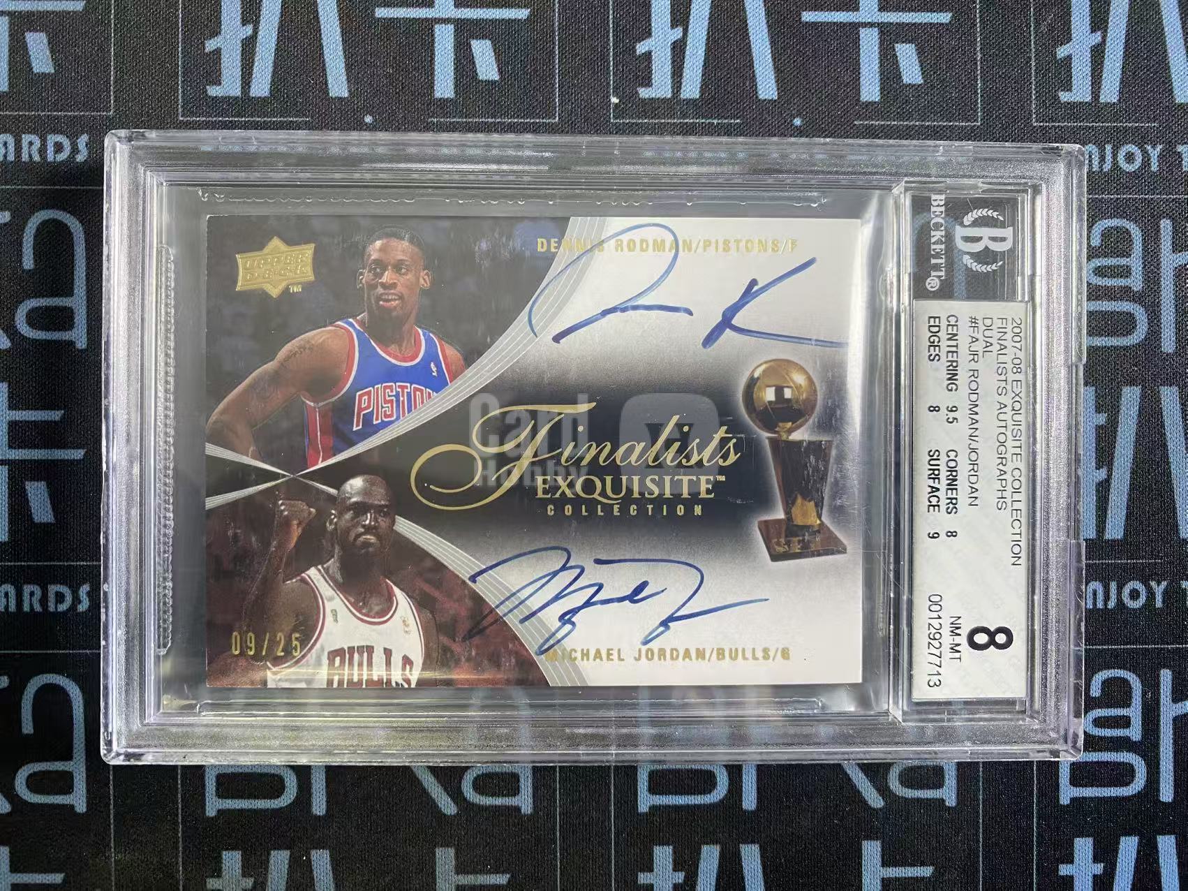 【扒卡拍卖】2007-08 UD Exquisite Rodman Jordan 木盒 罗德曼 活塞+乔丹 公牛 签字 卡签 /25编 双人 总决赛对决 奖杯签 BGS8+签字10分 国外成交价已突破5.6万刀！无敌大炮1025BK02