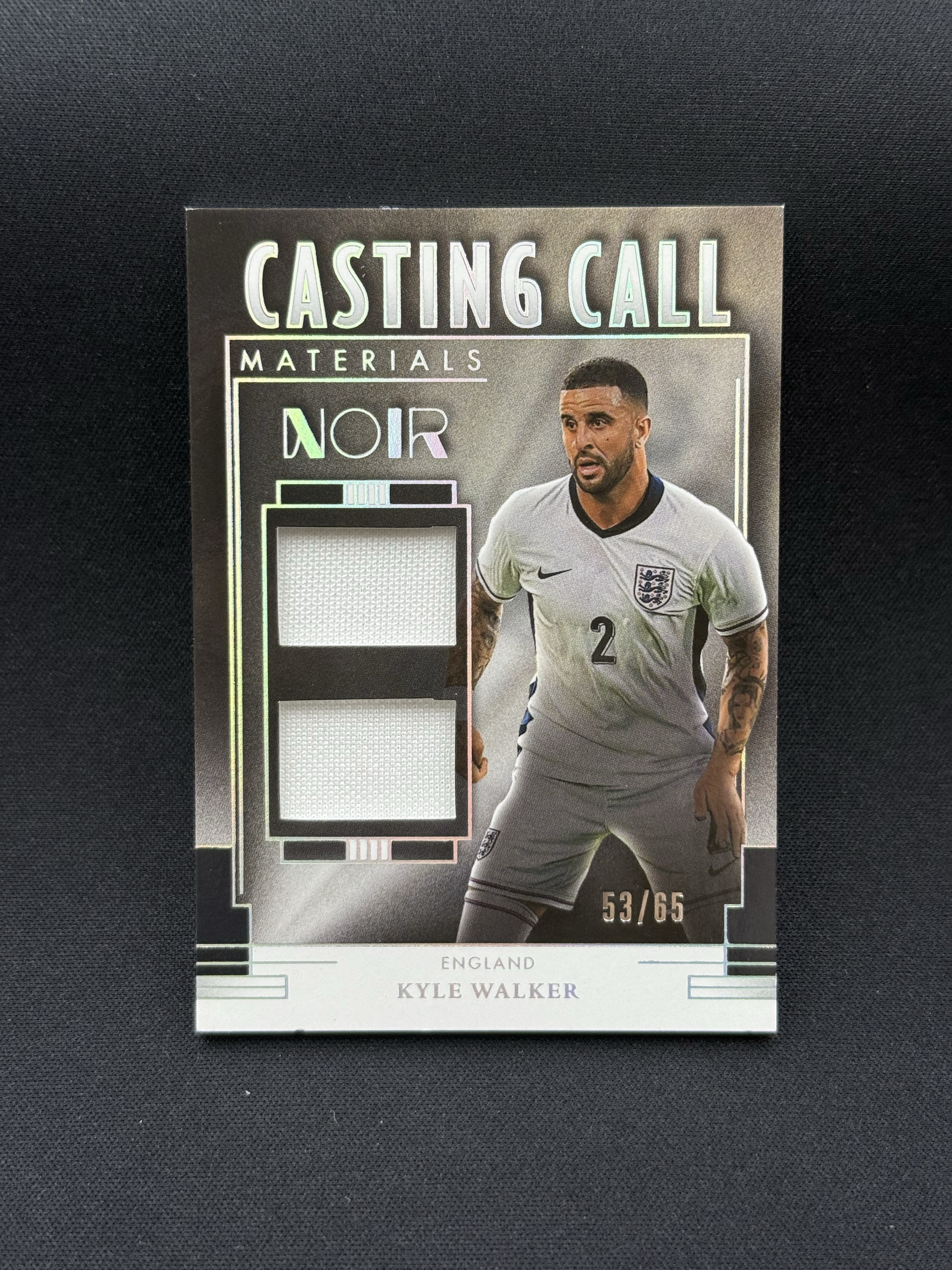 2024-25 Panini Noir Kyle Walker 【小贝代拍】诺尔 英格兰 凯尔 沃克 双窗 球衣 物料切割 53/65编 银平行 瑕疵如图 拍前看描述 老李