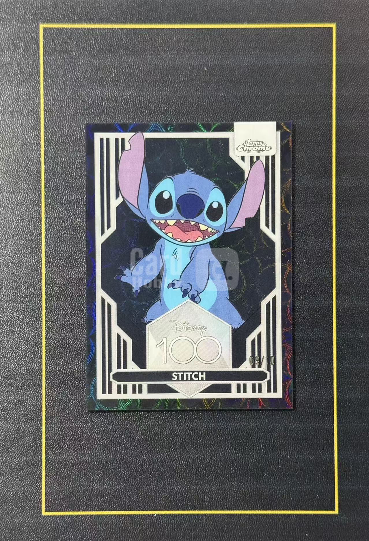 【超新星精品】2023 Topps Chrome Disney 迪士尼 TC 元年 迪士尼100周年 Stitch 星际宝贝 史迪仔 史迪奇 10编 黑圈圈折 折射 瑕疵如图【V898004M010】