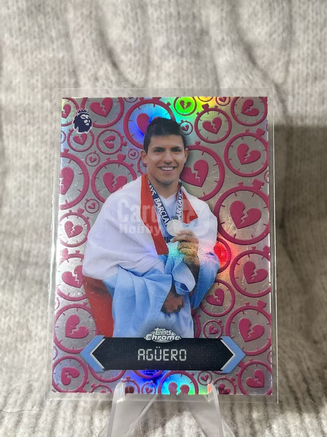 2025-26 Topps Chrome Sergio Agüero 塞尔吉奥・阿圭罗,曼城、阿根廷传奇前锋,心碎时刻特卡,粉折,经典夺冠纪念画面,实拍原图展示,凑套必备