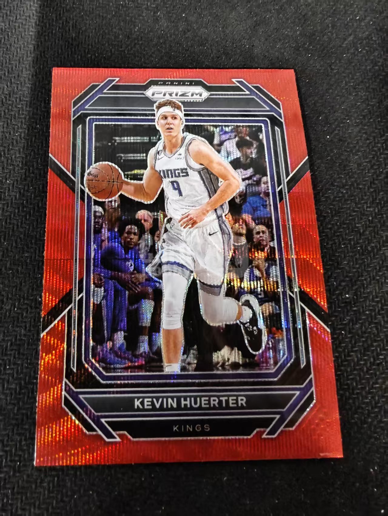 2022-23 Panini Prizm Kevin Huerter 凯文 许尔特 国王 红波纹 PZ 划痕 边角瑕疵 #124