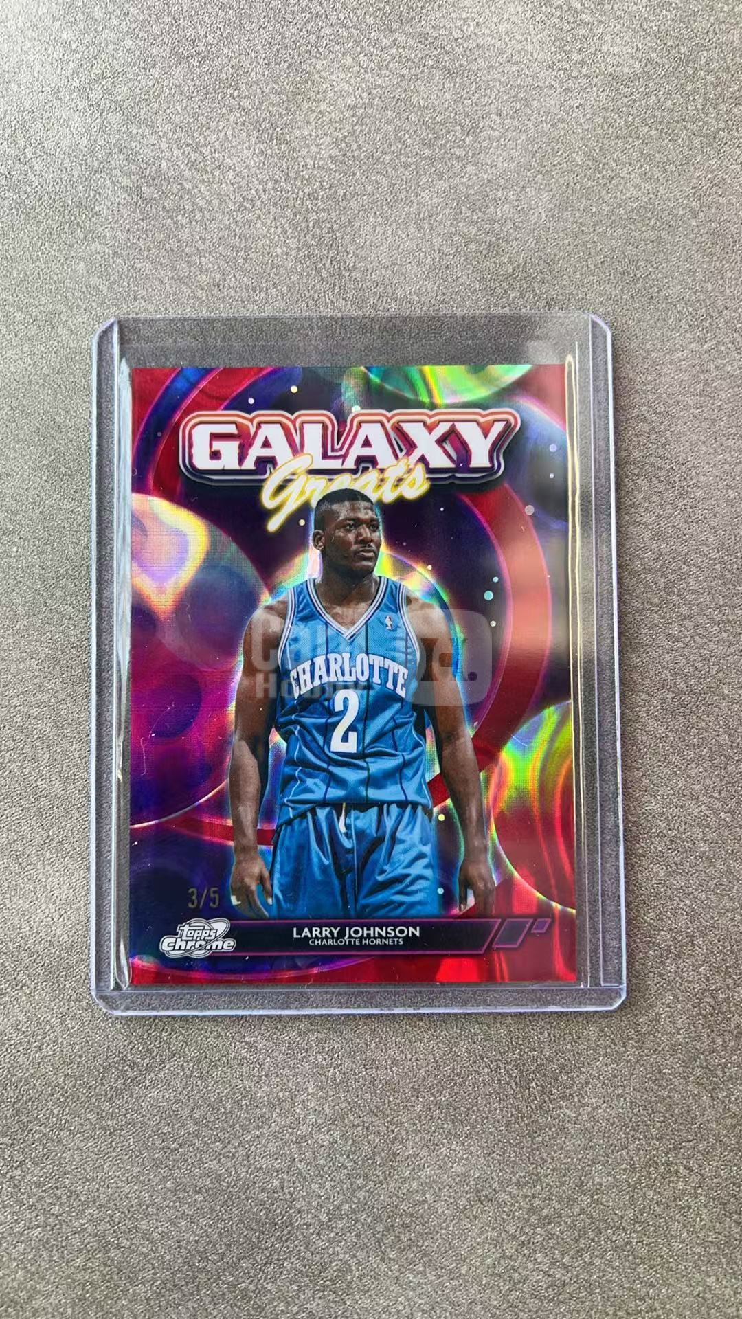 3775【330球星卡实体店代卖】2026 Topps Cosmic Chrome 拉里约翰逊 Larry Johnson 黄蜂 红折 低编 3/5编 Galaxy 银河巨星 仅顺丰寄付(蘇阖)