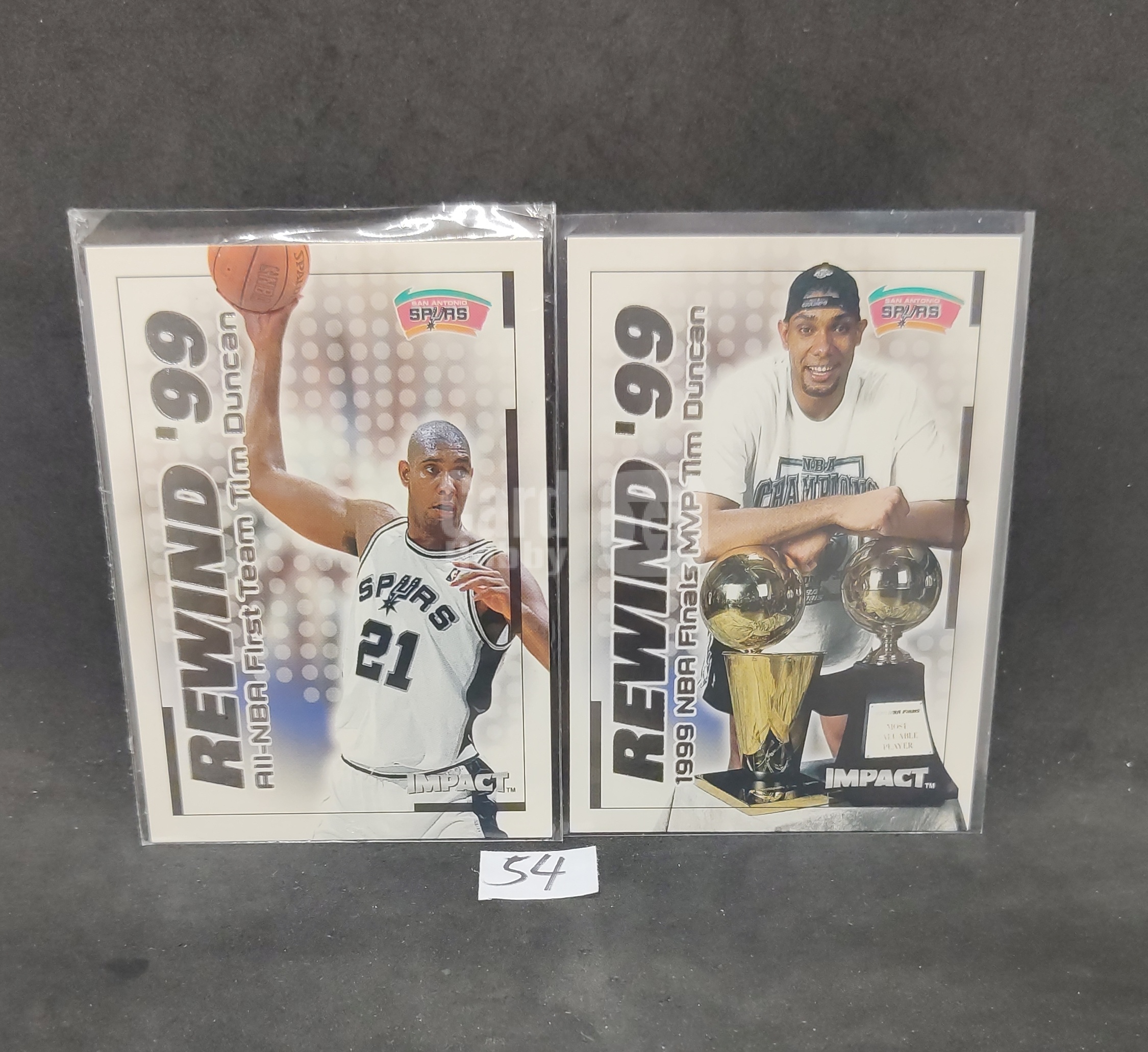 【DC拍卖】7.18 蒂姆邓肯 Tim Duncan 2 张 99 Rewind 总冠军 MVP 特卡打包 Fleer Impact 复古收藏老卡 石佛夺冠奖杯主题套卡 实拍 54 号组