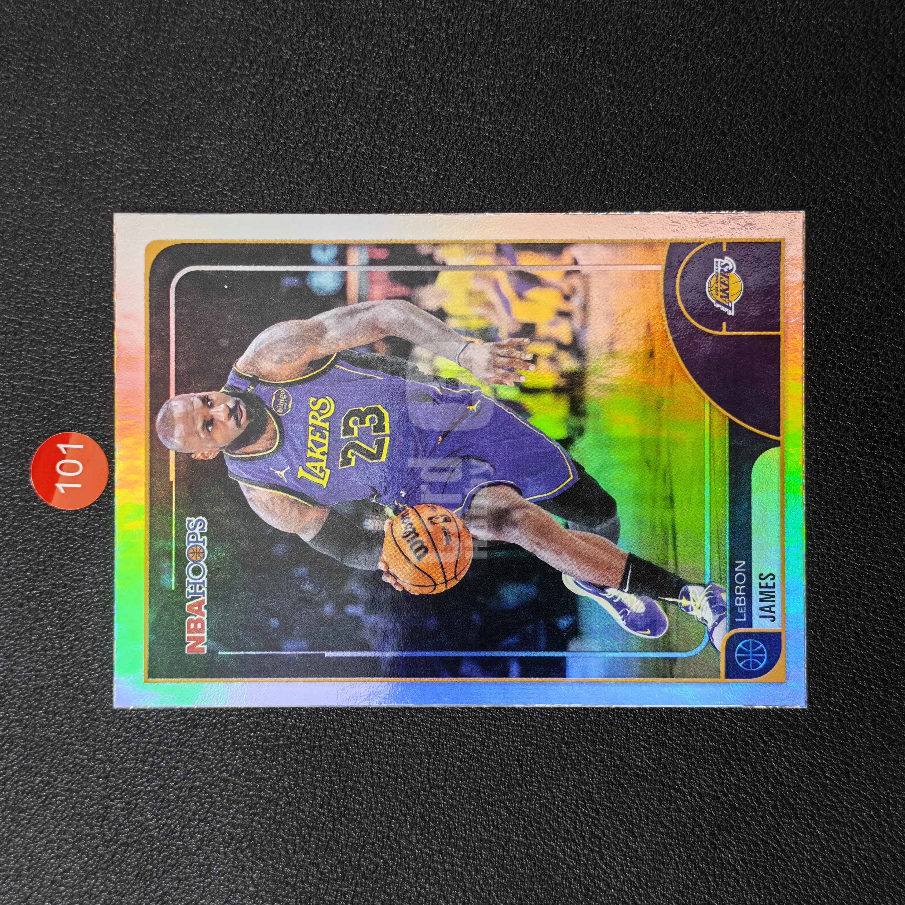 【鹰歌拍卖】勒布朗·詹姆斯 LeBronJames 湖人 彩虹全息 base |2025-26 Topps NBA Hoops 第22赛季 常青不老 联盟超巨 未来可期 凑套必备 不保卡品#momo