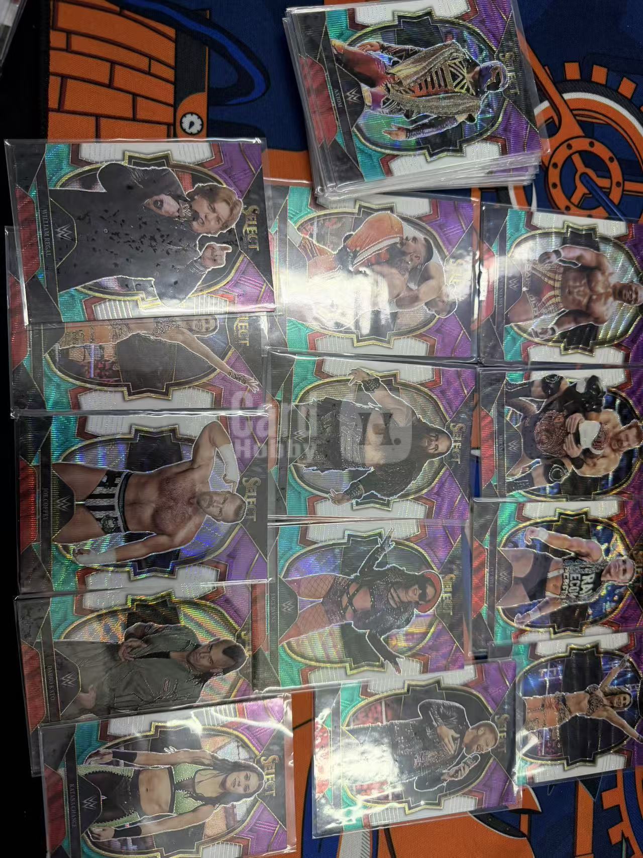 2023 Panini Select Omos SELECT系列 34张WWE选手打包 威廉 瑞格,埃里克 罗温,艾吉等 三色折 卡固官方代卖 Gordon