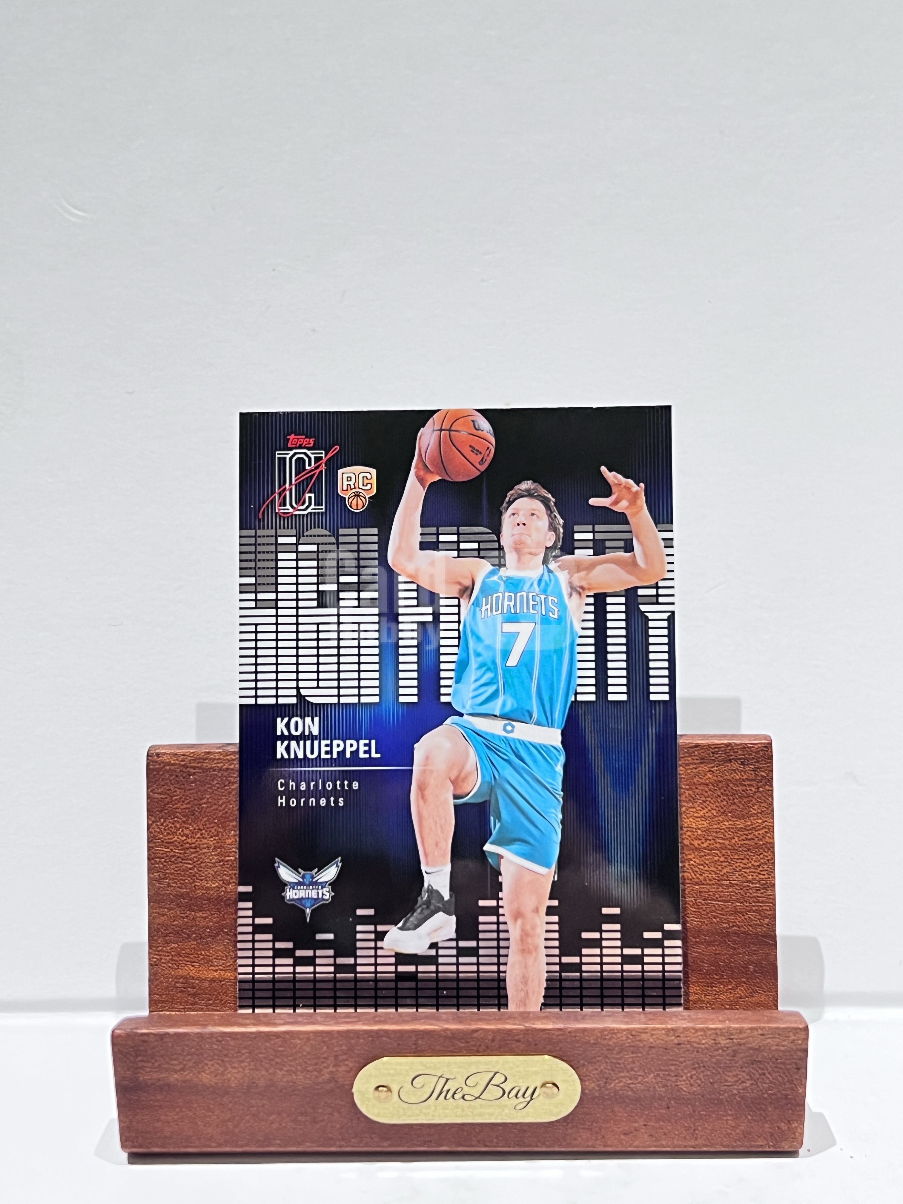 2025-26 Topps Signature Class Kon Knueppel RC【湾区拍档代卖】SC 签字系列 康 克尼佩尔 克努佩尔 High Fidelity 音频特卡 新秀 夏洛特黄蜂 康哥 卡品如图 Steven