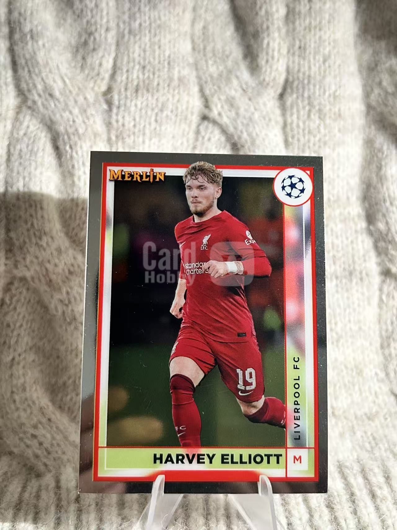 2024-25 Topps 英超 Harvey Elliott 银折卡,哈维・埃利奥特,利物浦中场,技术灵动球感出色,红军年轻中场核心,凑套必备