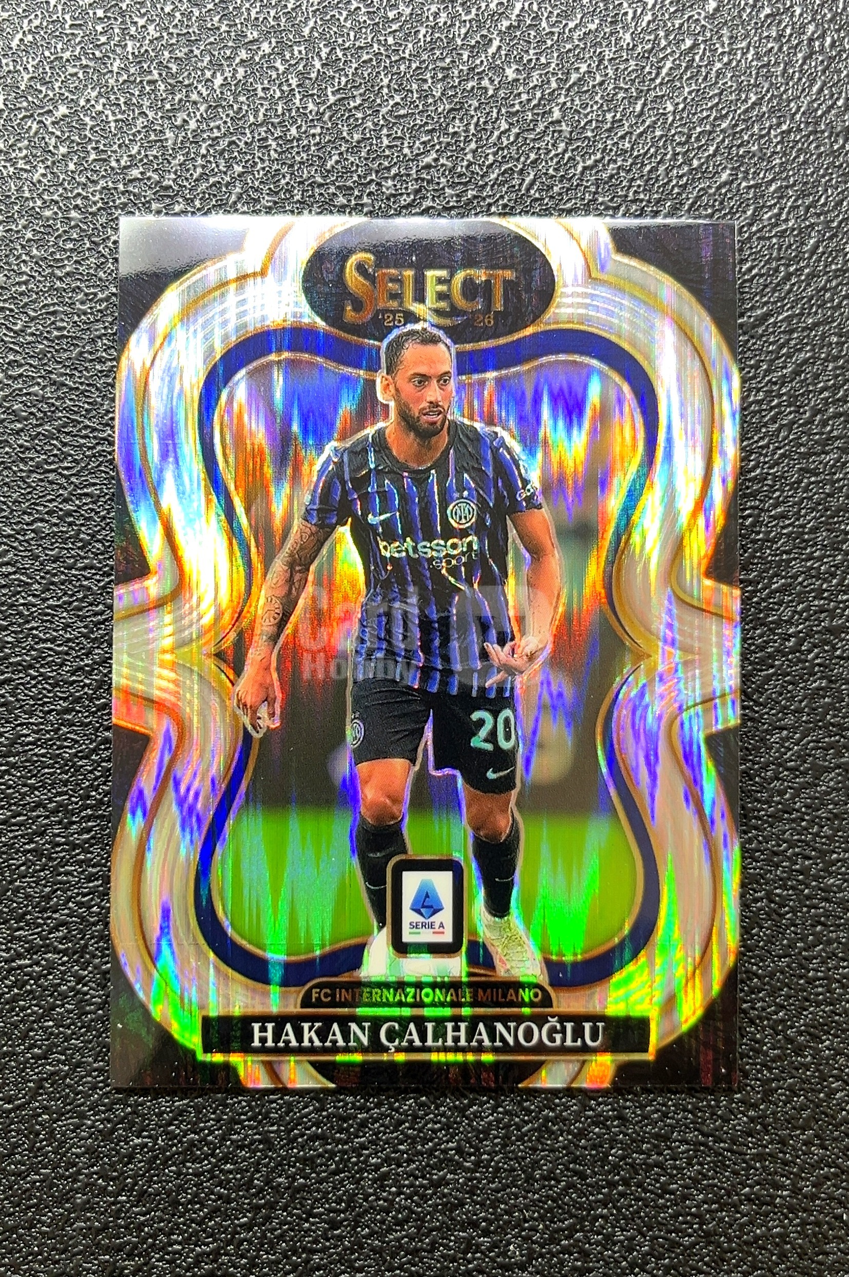【岛屿拍卖】2025-26 Panini Select Prizm PRIZM HAKAN ÇALHANOĞLU 哈坎·恰尔汗奥卢 银Shimmer折 折射 卡品如图 高价值 0015#04