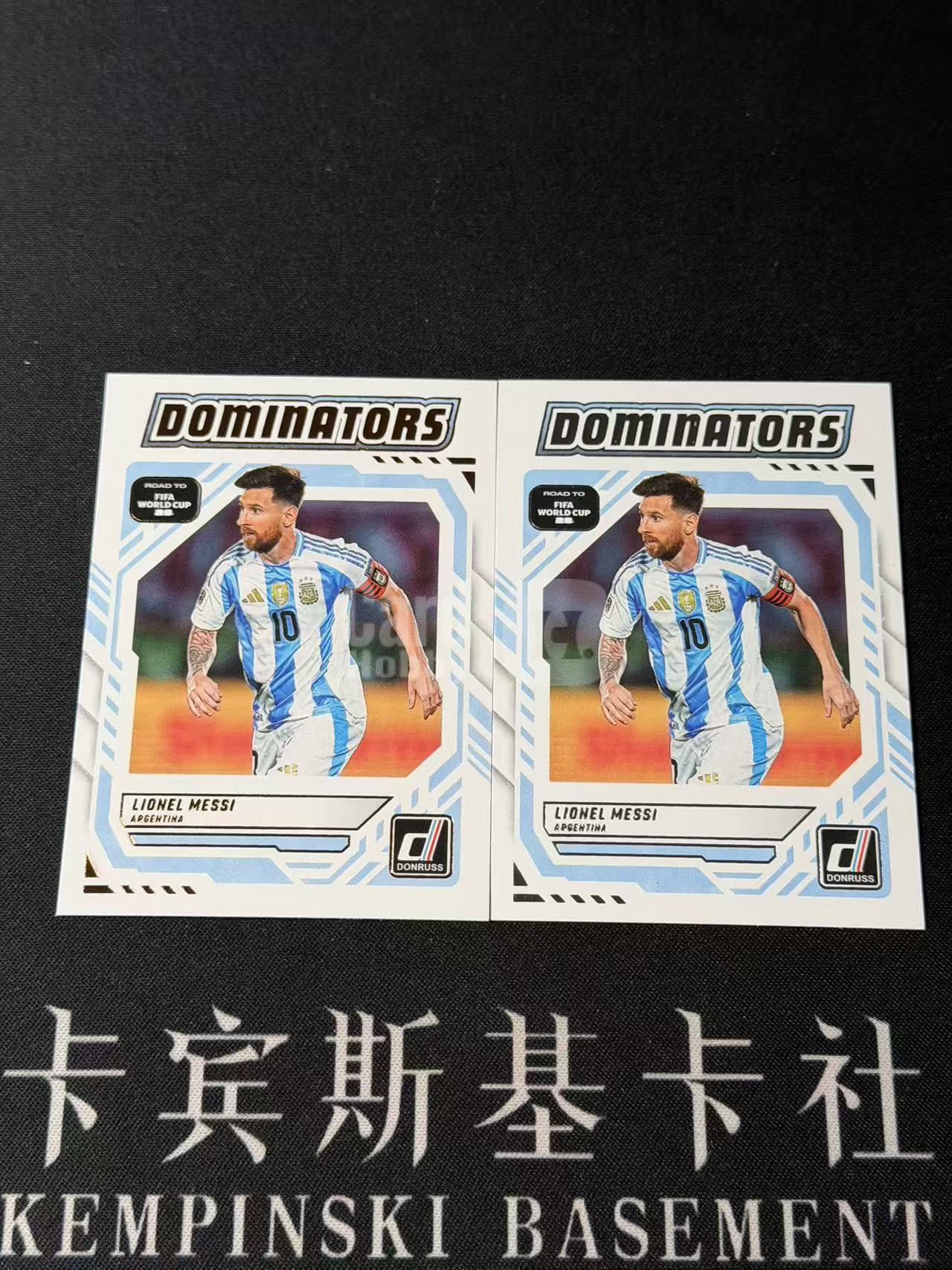 2025-26 Panini Donruss Lionel Messi 【卡宾】梅西 阿根廷 GOAT 球王 最新世界杯之路杜蕾斯 主宰者特卡 2张LOT 包膜无夹 介意勿拍 专收凑套必备