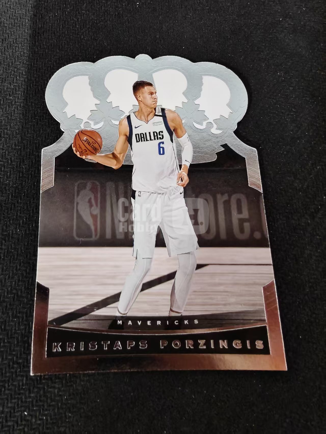 2020-21 Panini Crown Royale Kristaps Porzingis 皇冠 波尔津吉斯 小牛 独行侠 皇冠 异形 划痕 边角瑕疵 #60