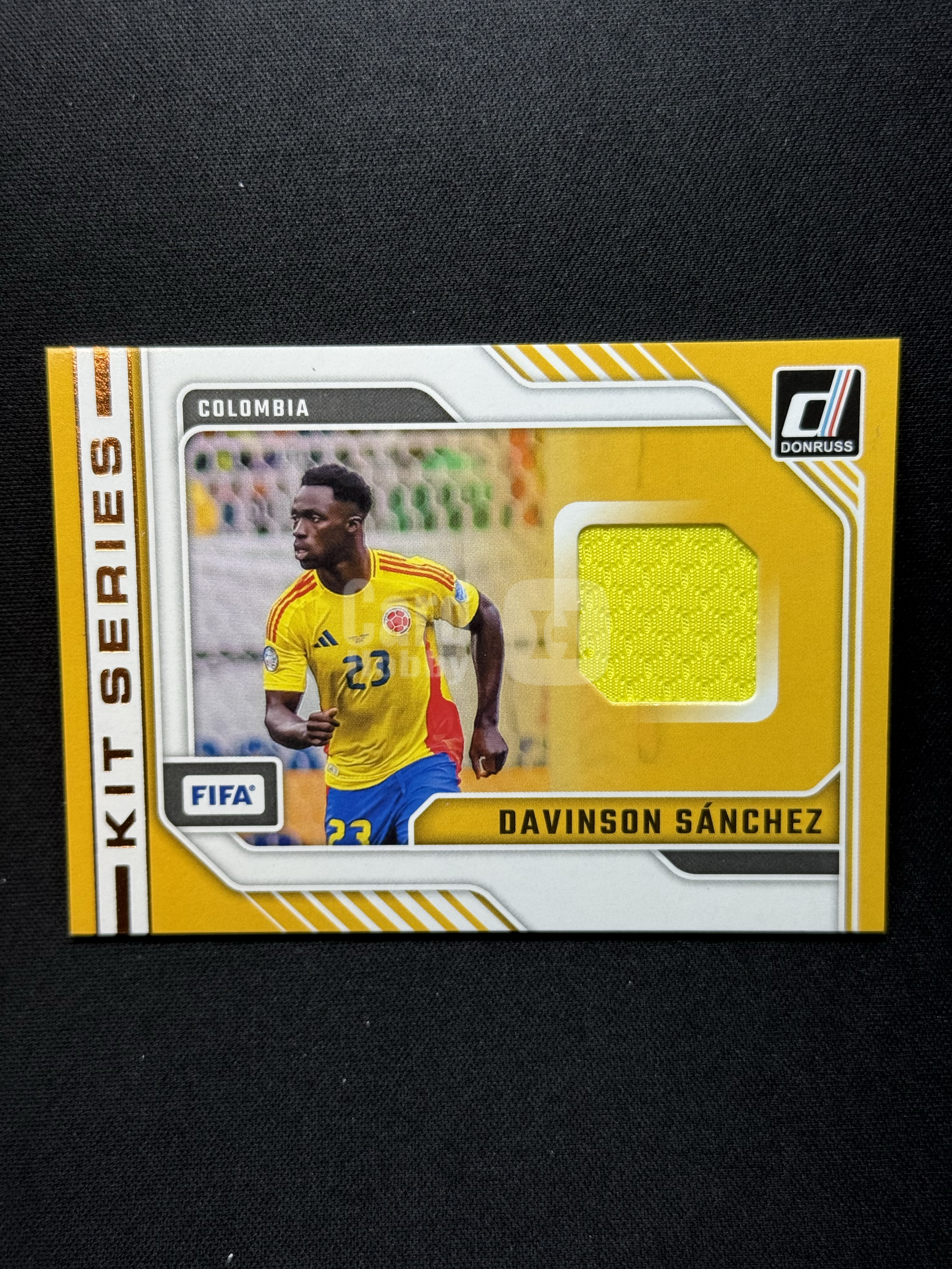 2024-25 Panini Donruss Davinson Sánchez 【小贝代拍】FIFA 杜蕾斯 哥伦比亚 D 桑切斯 小窗 球衣物料 切割 瑕疵如图 拍前看描述 H MFC