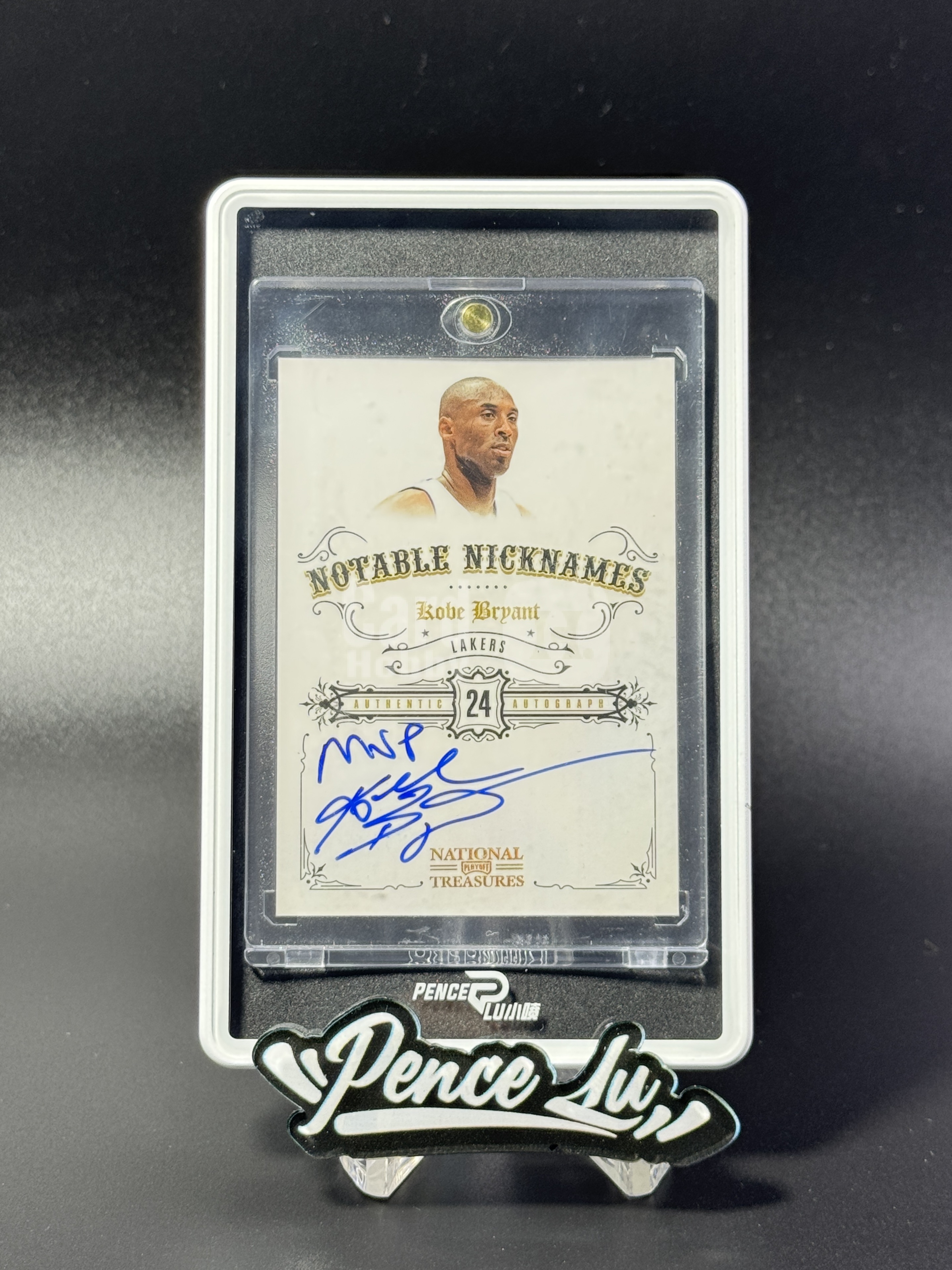 【喷子拍卖】2009-10 Panini National Treasures Kobe Bryant 元年国宝 洛杉矶湖人 科比 布莱恩特 铭文 签字 35编 卡签 签了MVP 系列大hit卡签 墨迹不错 轻印看图 送订制壳 JYL