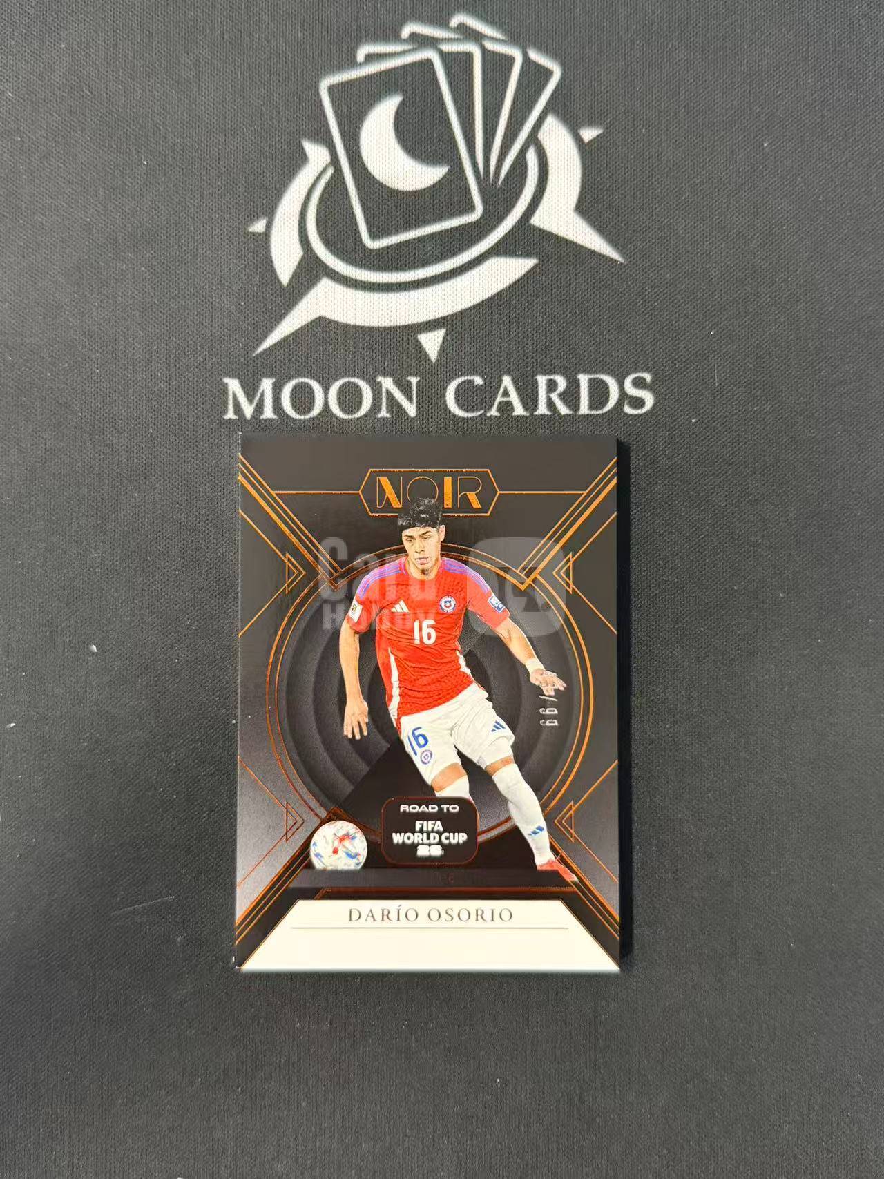 【梦卡拍卖】2025-26 Panini Noir 诺尔 世界杯之路 Dario Osorio 奥索里奥 智利 base /99编 #DD# A07