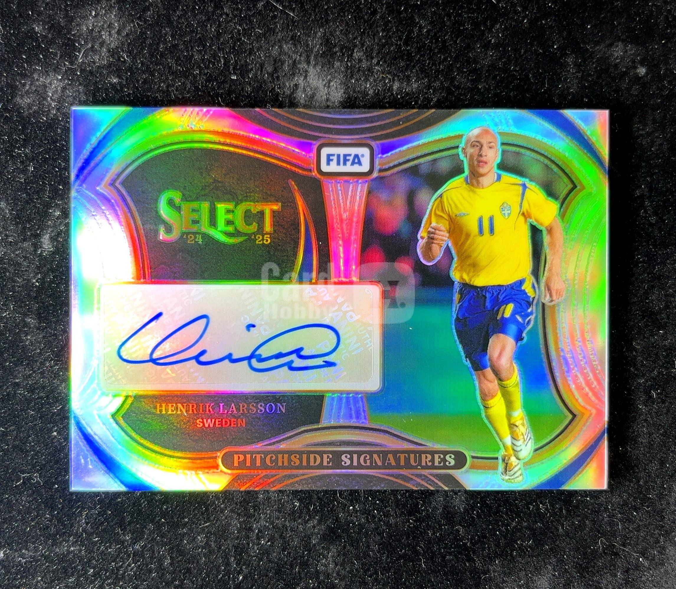 【小白1%代卖】2024-25 Panini Select Pitchside Signatures现场签字 Henrik Larsson 亨里克 拉尔森 瑞典战神 签名 银折 折射 极高价值 小新