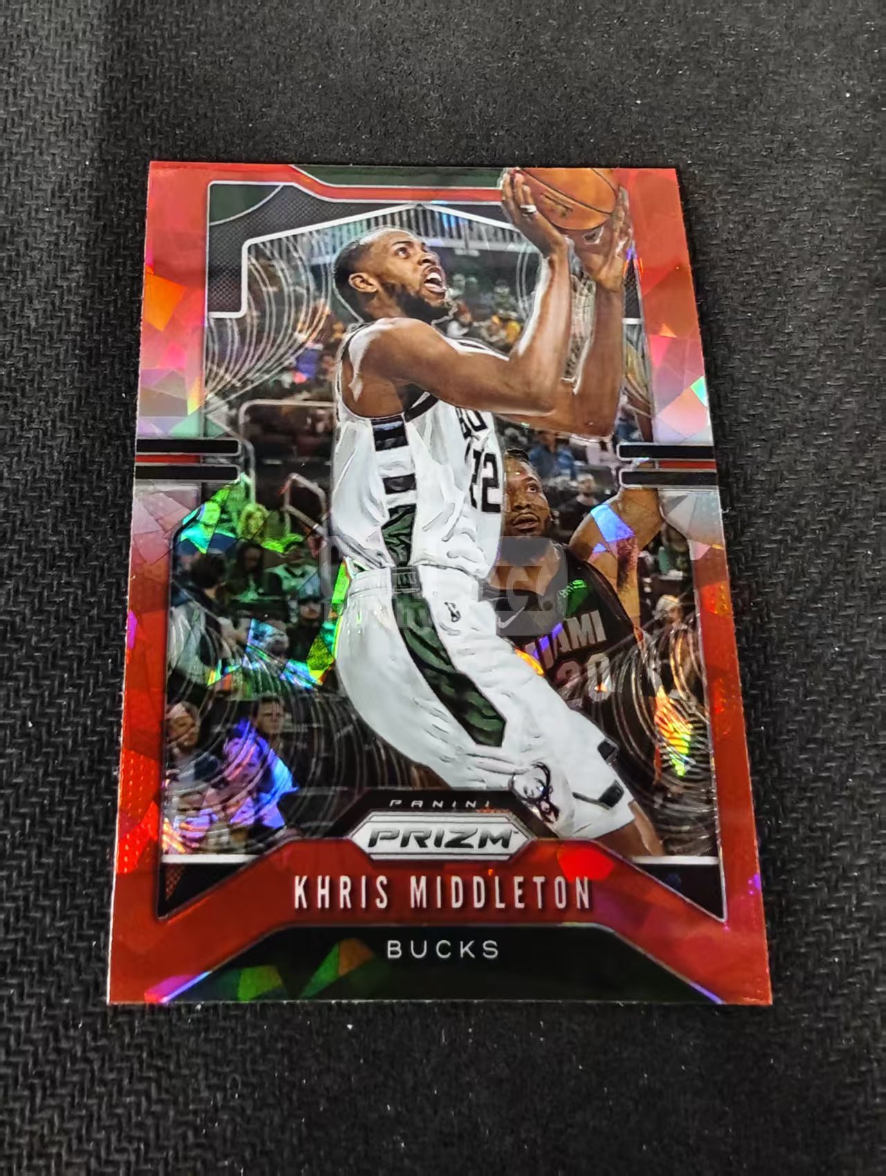 2019-20 Panini Prizm Khris Middleton 雄鹿 克里斯 米德尔顿 红碎冰 PZ 划痕 边角瑕疵 #235