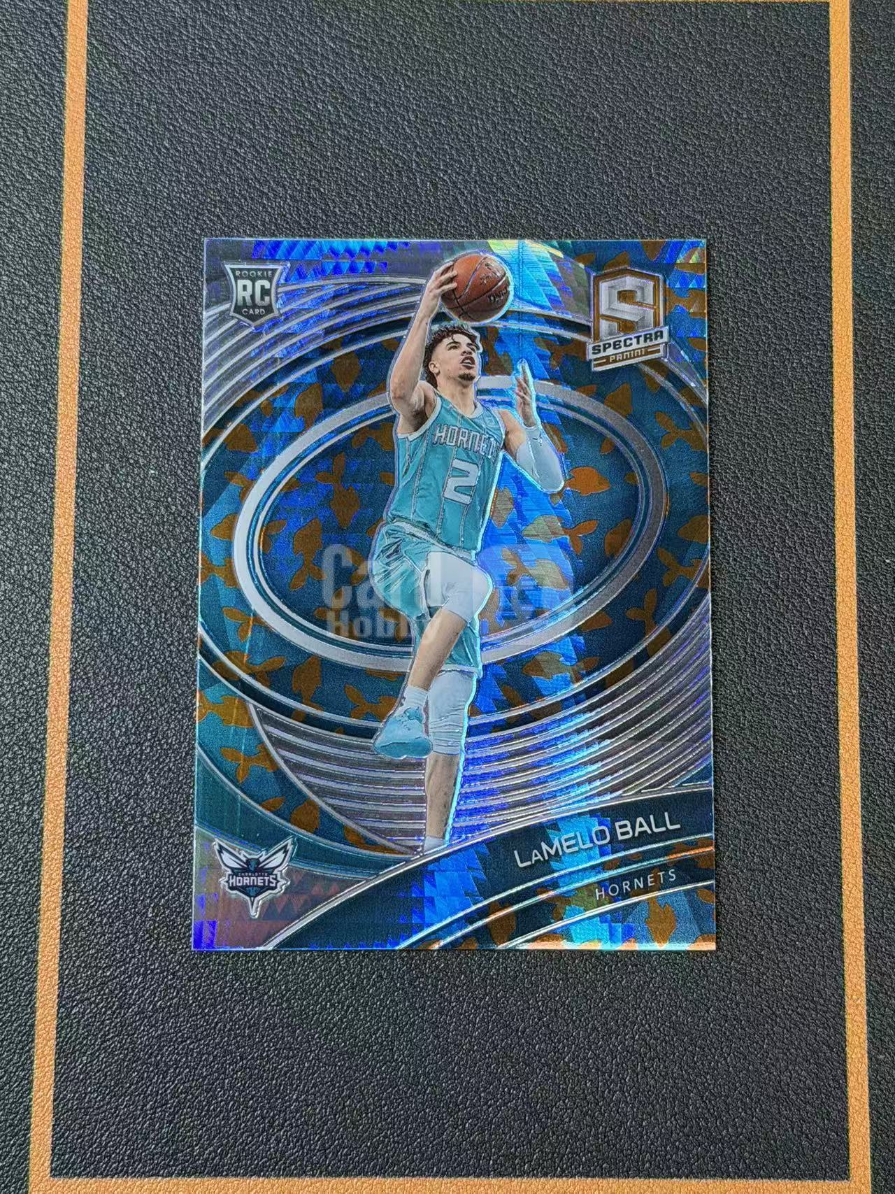 【Ai拍卖】2020-21Spectra光谱Lamelo Ball拉梅洛·鲍尔 三球 RC新秀 黄蜂2/49编 同背 棱镜折 橙碎纸折 收藏必备 卡品如图 左侧非瑕疵 是折射反光 47