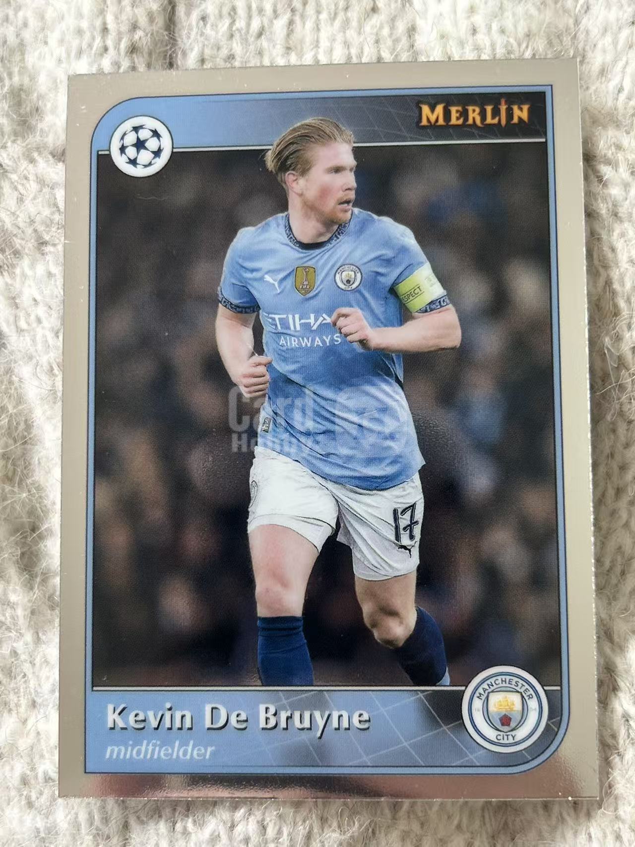 2024 Topps Merlin 梅林 Kevin De Bruyne 凯文・德布劳内 - 曼城中场大师,长传视野顶级,欧冠冠军得主,球队进攻核心,凑套必备