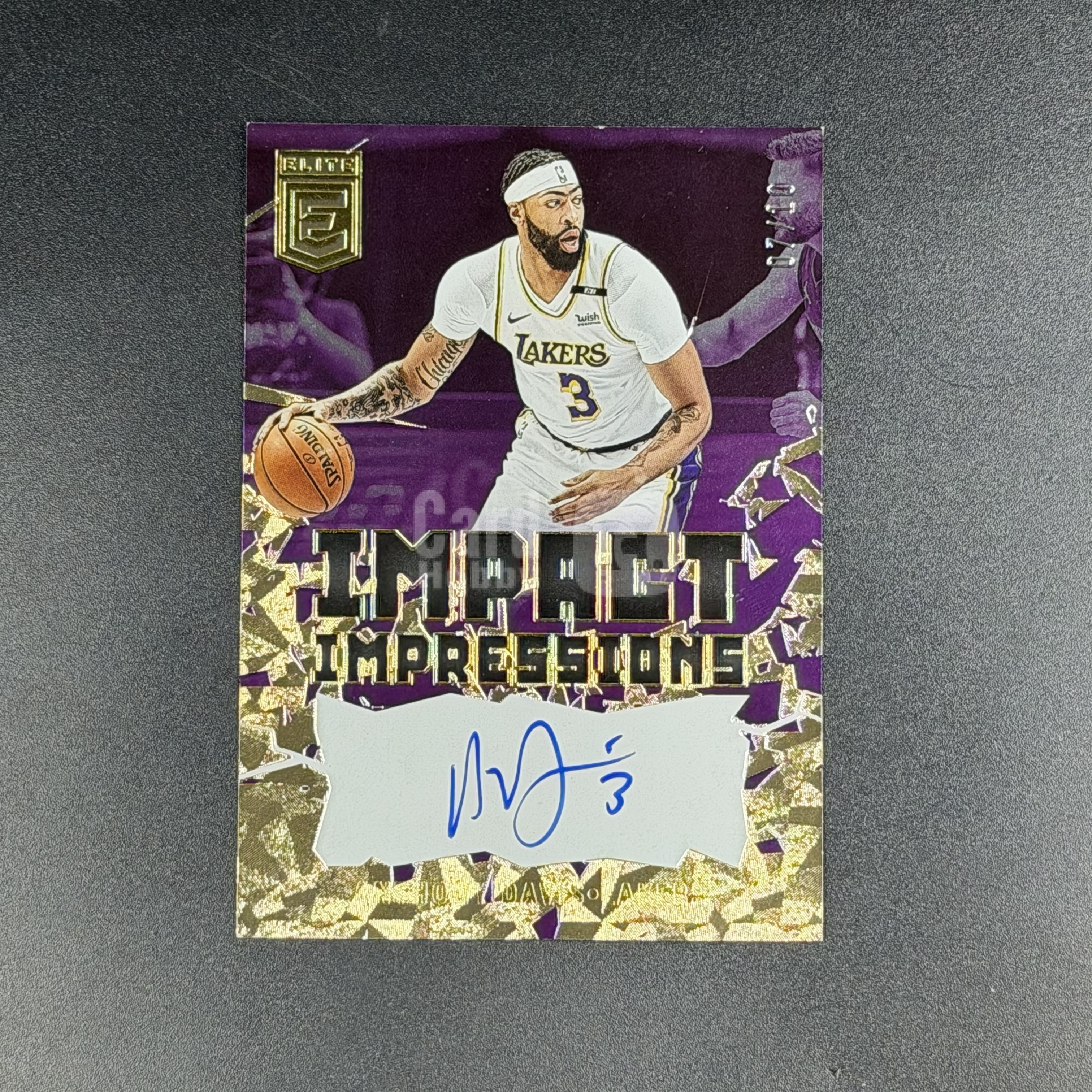 【浩冉拍卖】2021-22 Panini Elite 篮球精英 Anthony Davis 安东尼 戴维斯 卡签 签字 7/10编 金折 低编 Impact签 湖人 浓眉 瑕疵三四 #奶茶#