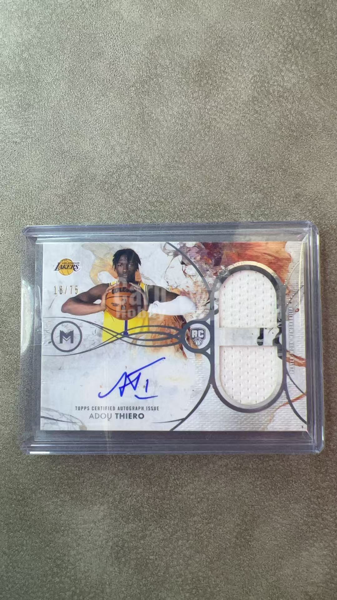 748【330球星卡实体店代卖】2026 TOPPS Motif ADOU THIERO 阿杜 蒂耶罗 湖人 双窗球衣实物 RJA 18/75编 卡签 签字 AUTO 仅顺丰 (蘇阖)
