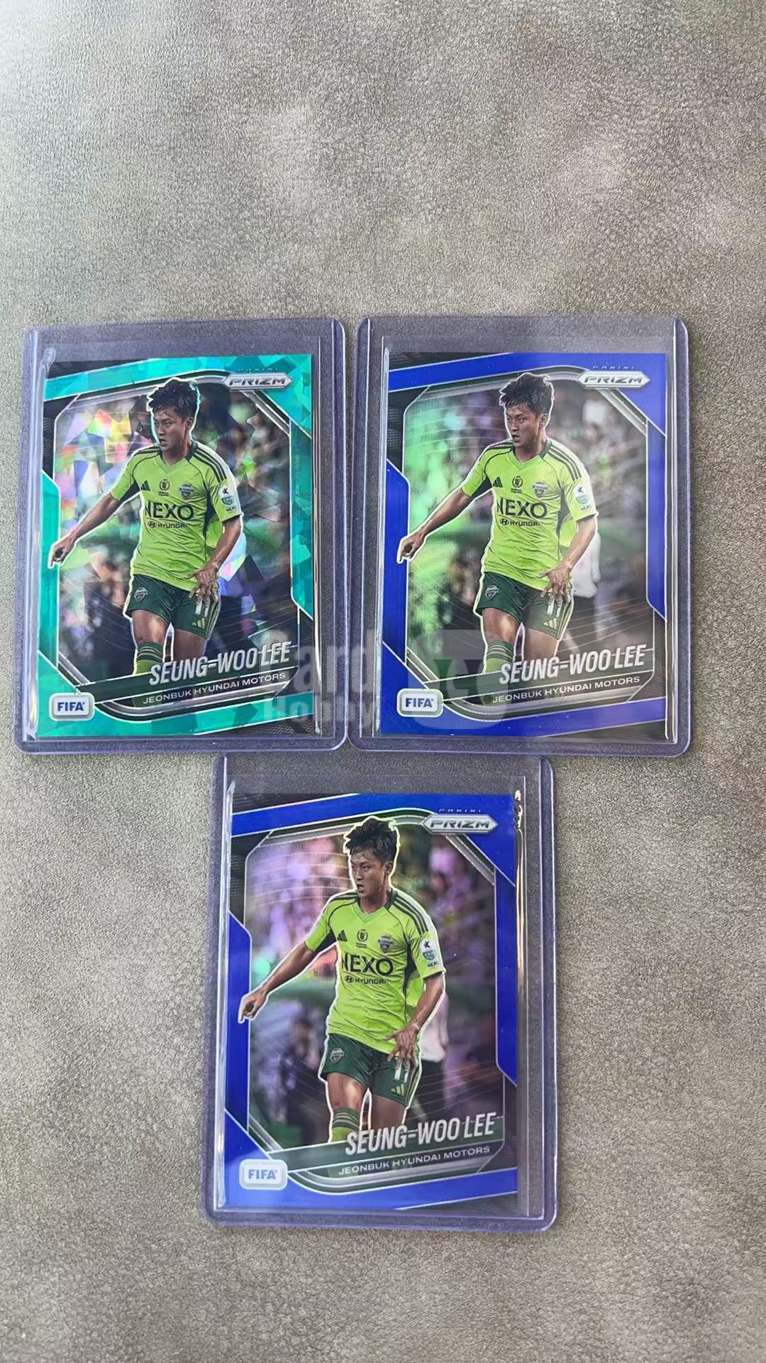 6007【330球星卡实体店代卖】 panini 25-26 prizm FIFA seung woo lee 圣特雷登 韩国 李昇祐 青碎冰 蓝折 199 99编 共计3张(UK23)
