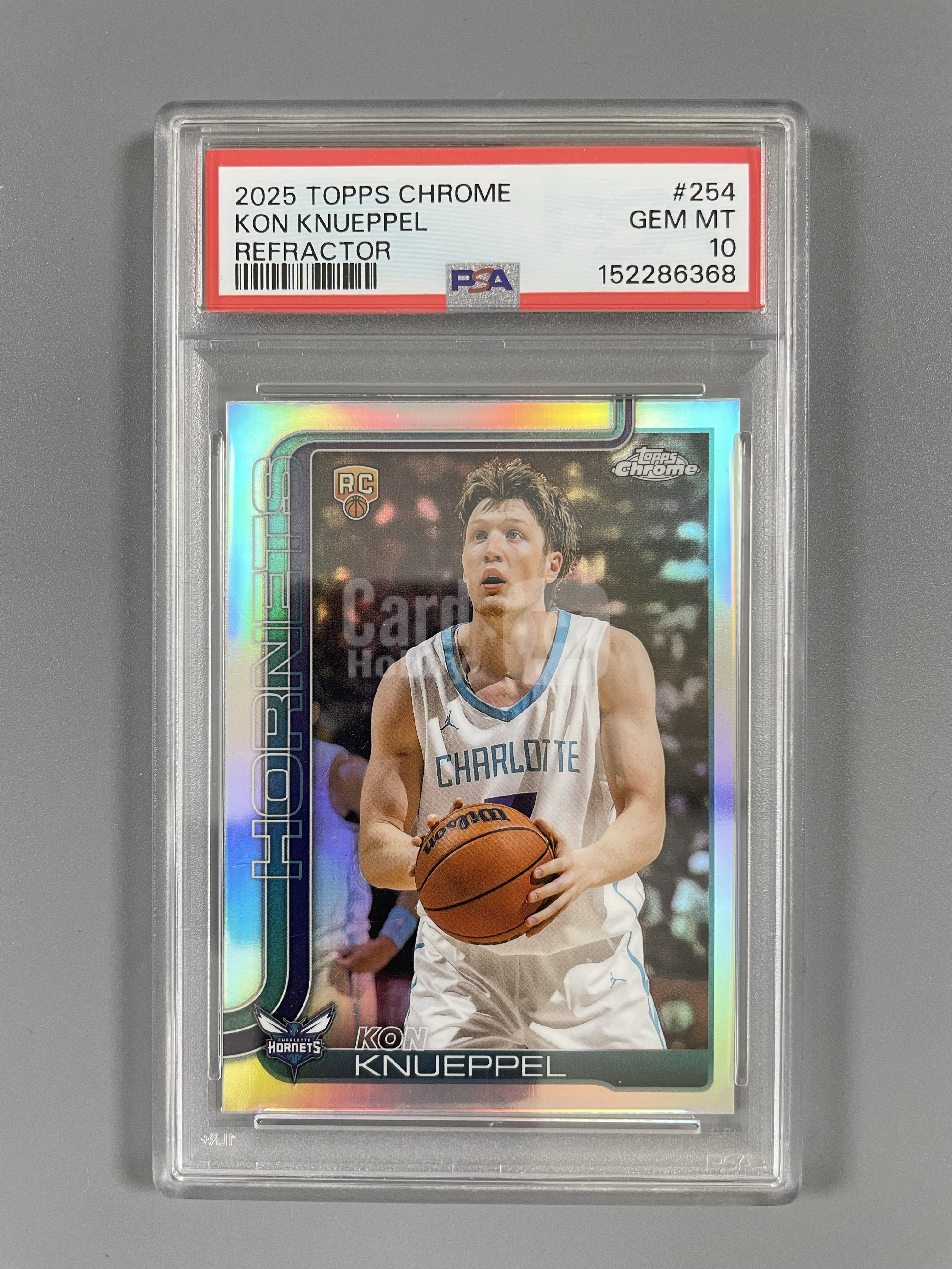 2025-26 Topps Chrome Kon Knueppel 【月火代卖】黄蜂 新秀RC 克努佩尔 康神 银折 折射 正银折 正Base PSA10完美品相 持守本心