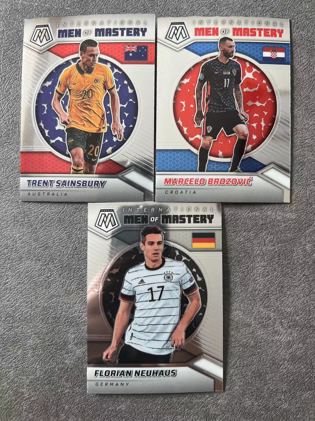 2021-22 Panini Mosaic〖承接代卖·免代卖费〗特伦特·塞恩斯布里 马塞洛·布罗佐维奇 弗洛里安·诺伊豪斯 世界杯 3张打包 收藏必备 卡品如图【striver】【卡神社球星卡】