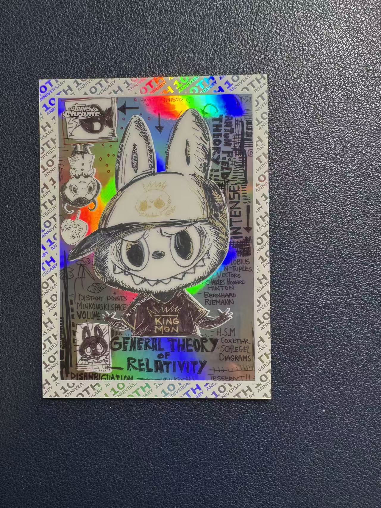 2025 Topps labubu Heaven (2018) 【禄卡拍卖】TC x 泡泡玛特 拉布布10周年纪念盒 天堂 龙家升作品 10周年Logo折 #1 收藏必备 12.15-冬瓜TQ-Z03