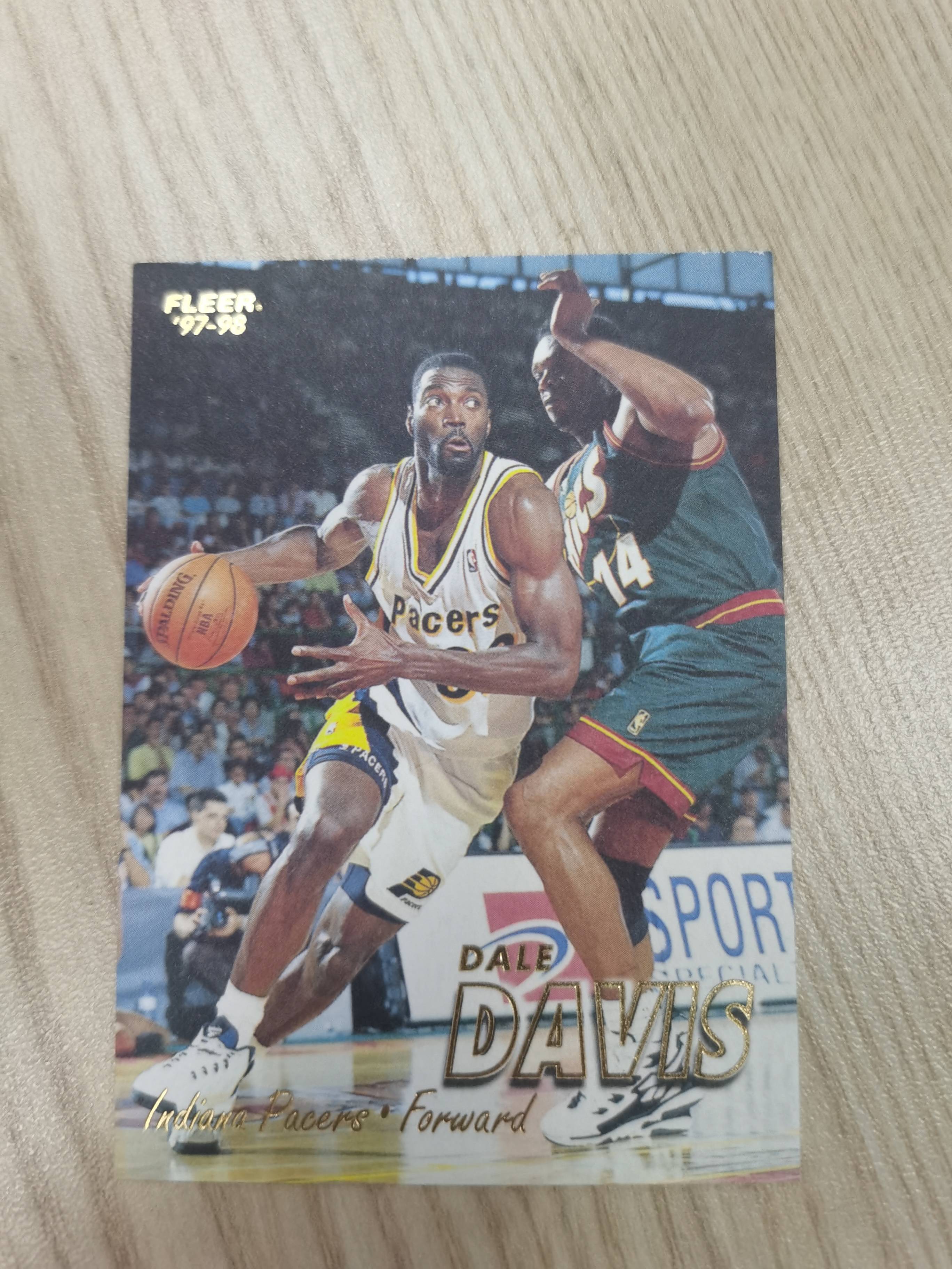 1997-98 Fleer Base Dale Davis 1997-98 戴尔-戴维斯 fleer 金标 画报材质 #186 1届全明星 防守悍将 步行者 硬通货 极具收藏价值