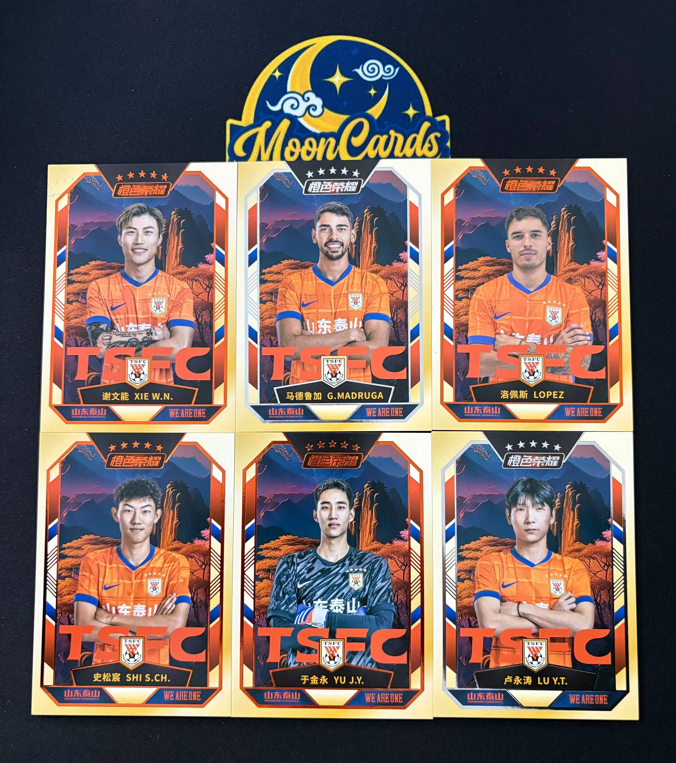 【梦卡拍卖】2025 巅峰潮玩 橙色荣耀 泰山队盒 山东鲁能 6张lot 谢文能 马德鲁加 洛佩斯 史松宸 卢永涛 /125 /199编 #DD# A02