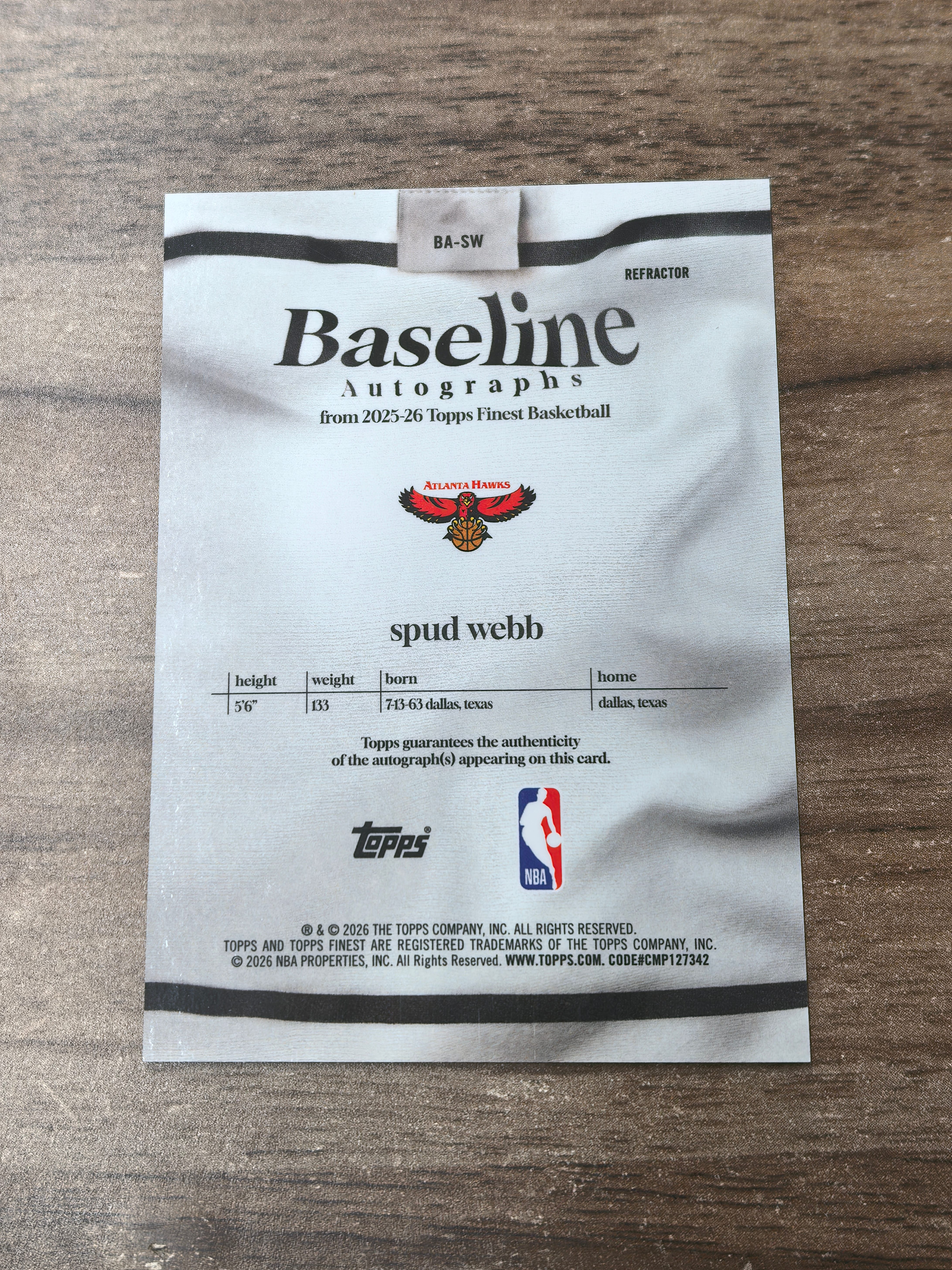 2026 Topps Finest Spud Webb 老鹰 小土豆 斯波特韦伯 签字 贴签 Baseline 银折 折射 实卡精美 卡品如图 min