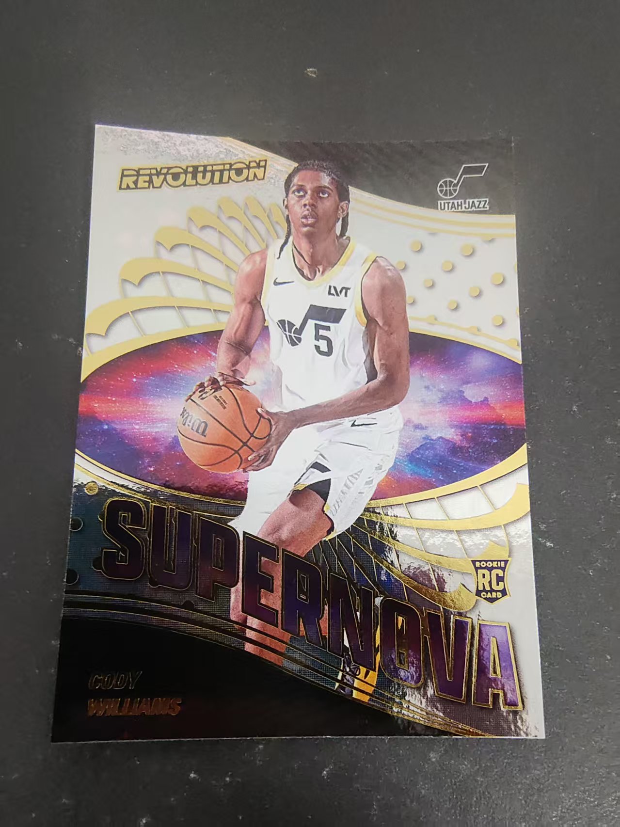 【可合并,不累计】2024-25 Panini Revolution Cody Williams RC 爵士新星 新秀 rc 科迪 威廉姆斯 折射 革命 边角瑕疵 #10