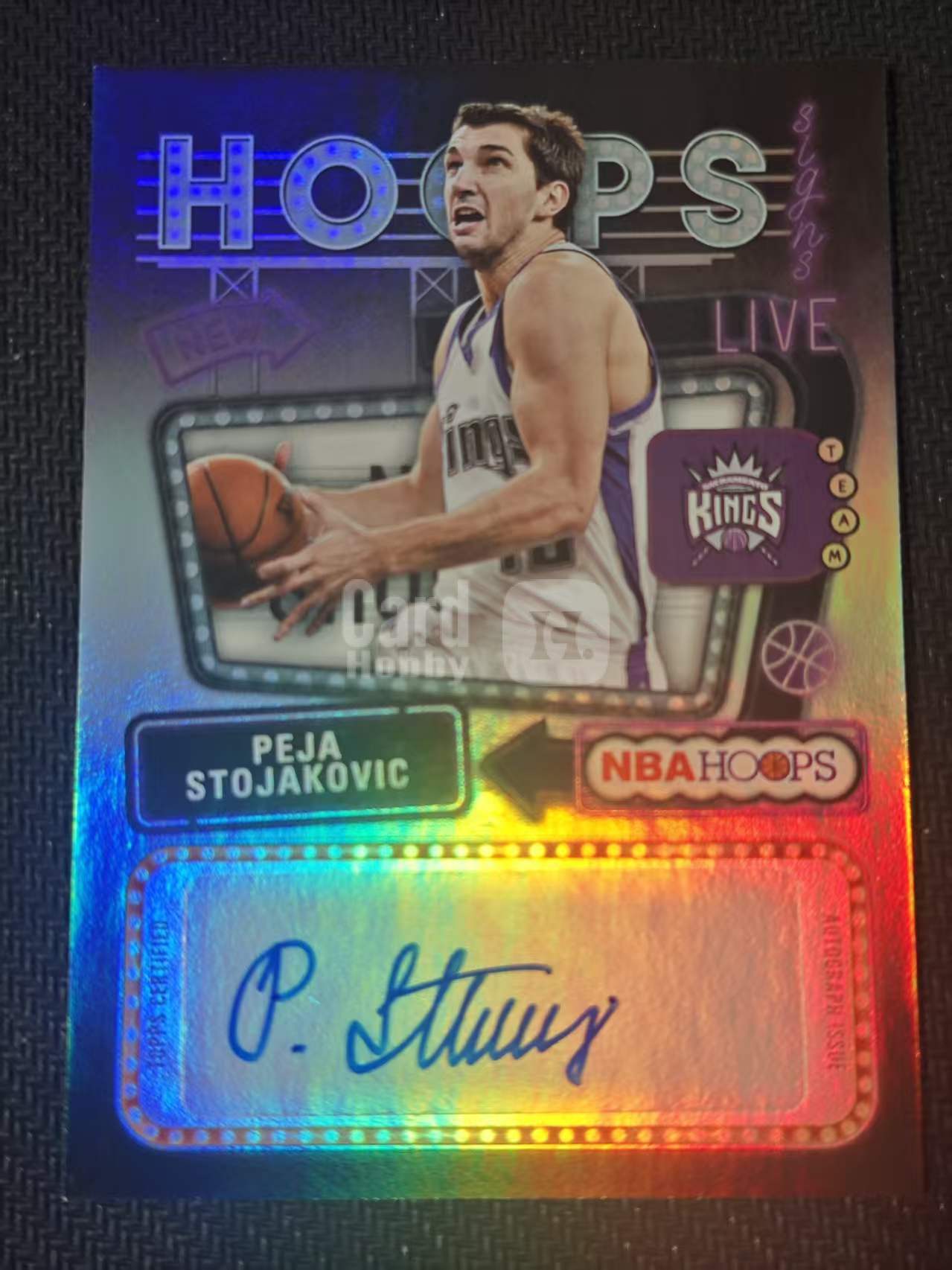 2025-26 Panini NBA Hoops Peja Stojakovic 【有品代卖】国王 佩贾・斯托亚科维奇 签字 贴签 霓虹灯签字特卡 复古霓虹灯 国王经典白球衣 卡品如图/刘
