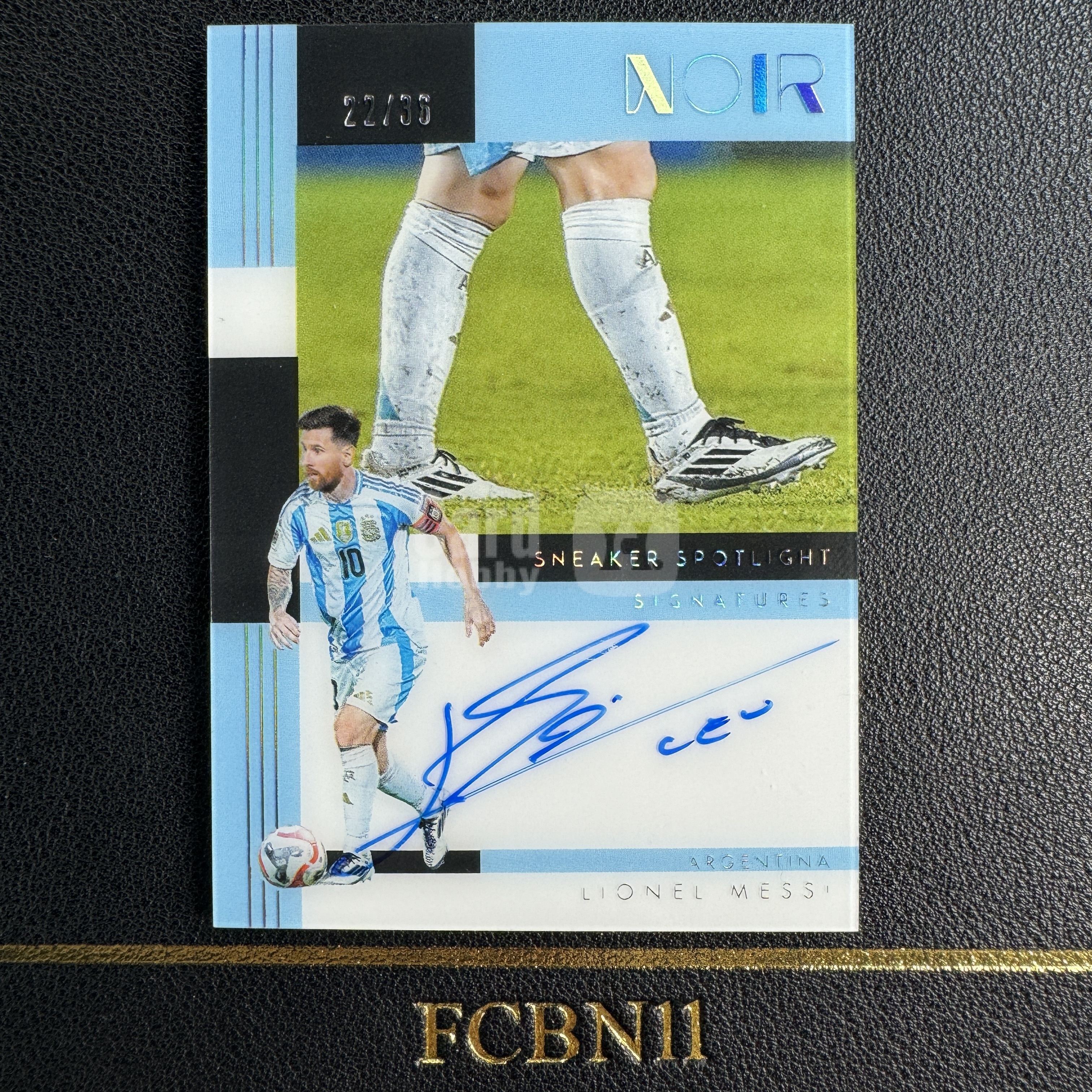 【FCB拍卖】2024-25 PANINI NOIR LIONEL MESSI 里奥 梅西 签字 卡签 36编 22/36 聚光灯 鞋灯 单一平行 招牌卡种 F50 阿根廷 巴萨 巴塞罗那 球王 诺尔 痕如图｛霜筹80｝FCBN11代理拍卖