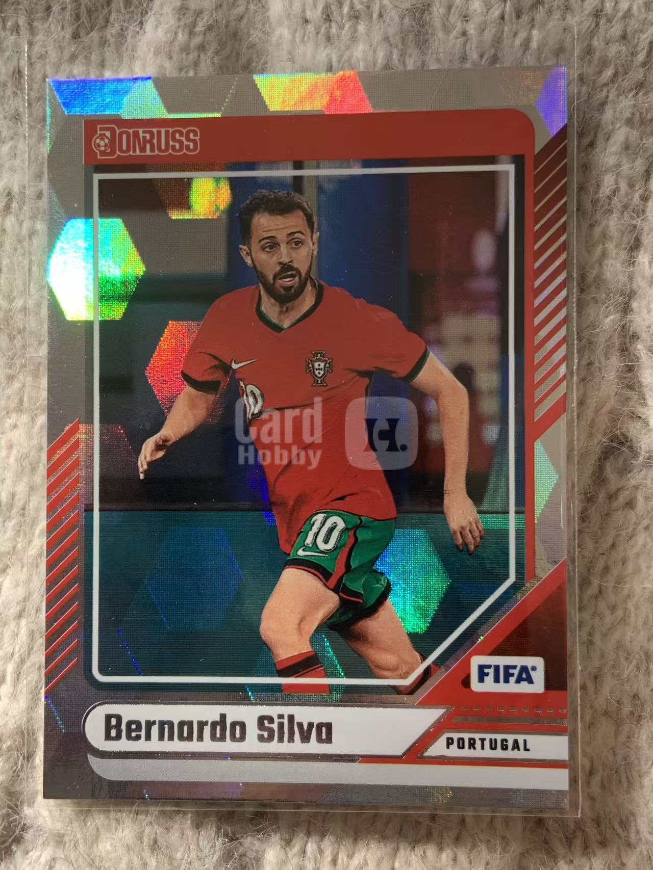 2024 Panini Donruss FIFA Bernardo Silva 蜂窝折 - 贝尔纳多・席尔瓦 - 葡萄牙中场大将,盘带灵动,传射兼备,曼城夺冠功臣,大赛经验丰富,凑套必备