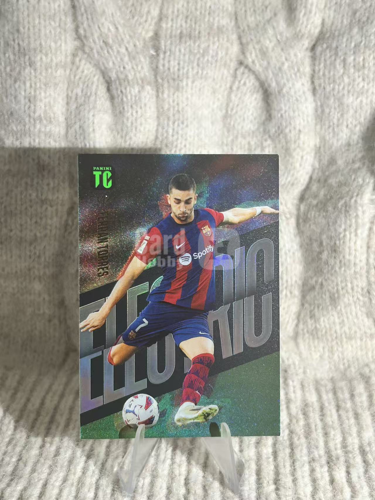 2024 Panini Top Class 2024 Ferran Torres 费兰・托雷斯,巴塞罗那 Electric 电光特卡。幻彩闪砂黑底,巴萨主场球衣选图