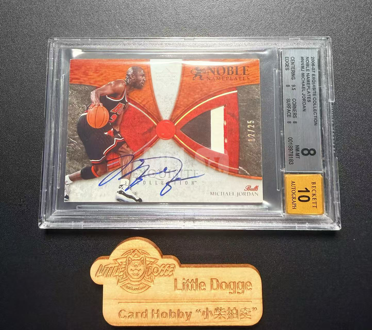 【小柴拍卖】2006-07 Upper Deck Exquisite Michael Jordan 木盒系列 迈克尔乔丹 NN 签字卡签 墨迹蓝芝加哥公牛 patch/25 noble nameplates暴力三色bgs8/10 木盒杰哥
