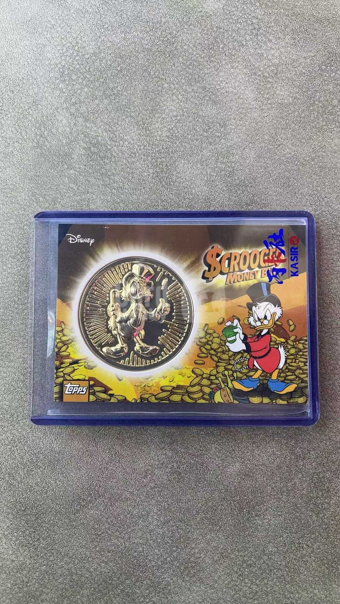 4103【330球星卡实体店代卖】2026 Topps Disney Chrome 迪士尼 Neon 史高治 Scrooge s Money Bin 宝库金币 实物 大比例 SSP(WWTY)