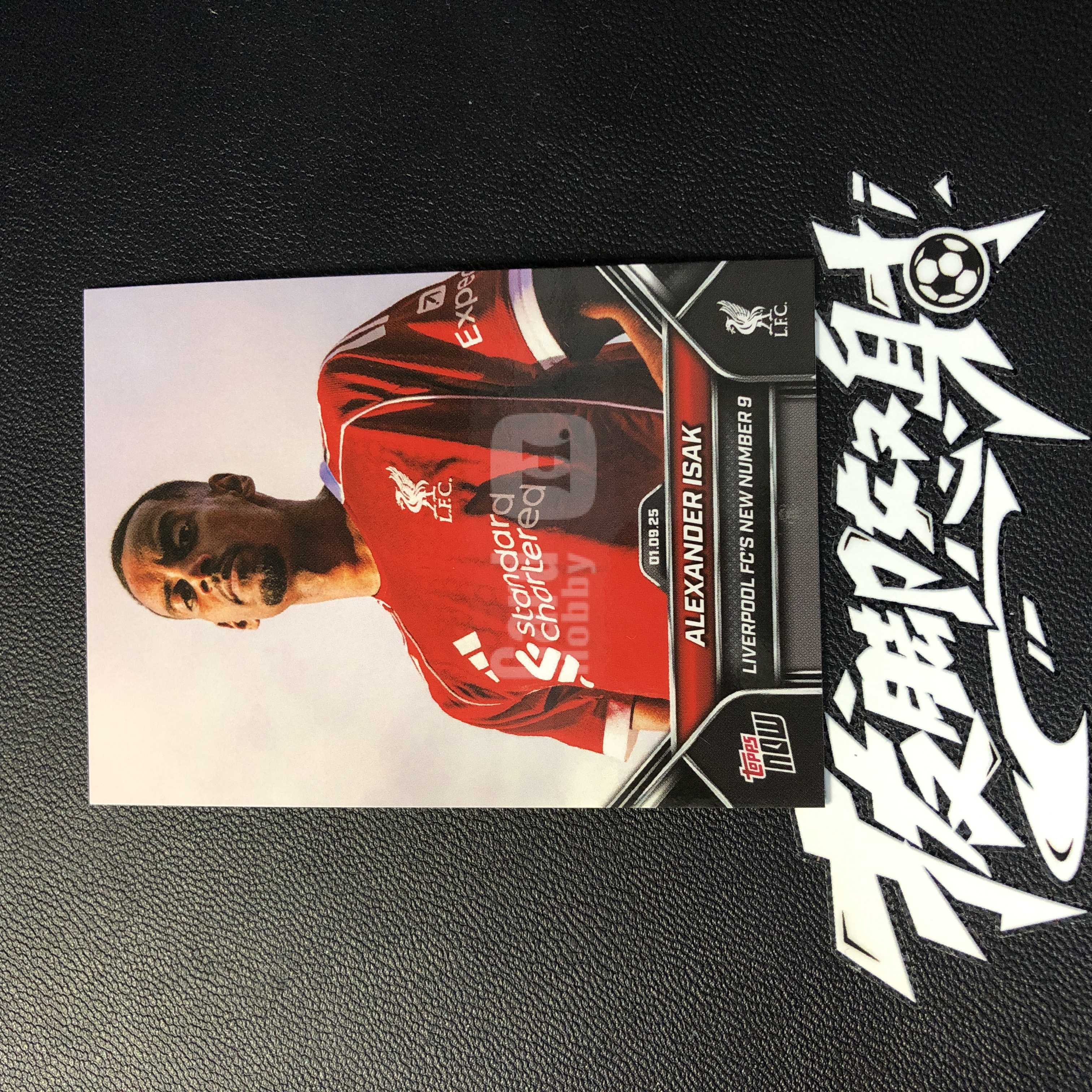 【拔脚代卖】2025 Topps Now 英超 亚历山大 伊萨克 Alexander Isak 利物浦 纽卡 压哨转会利物浦的时刻 纪念卡 瑞典收藏必备 瑕疵如图｜拔脚沙漠BH21