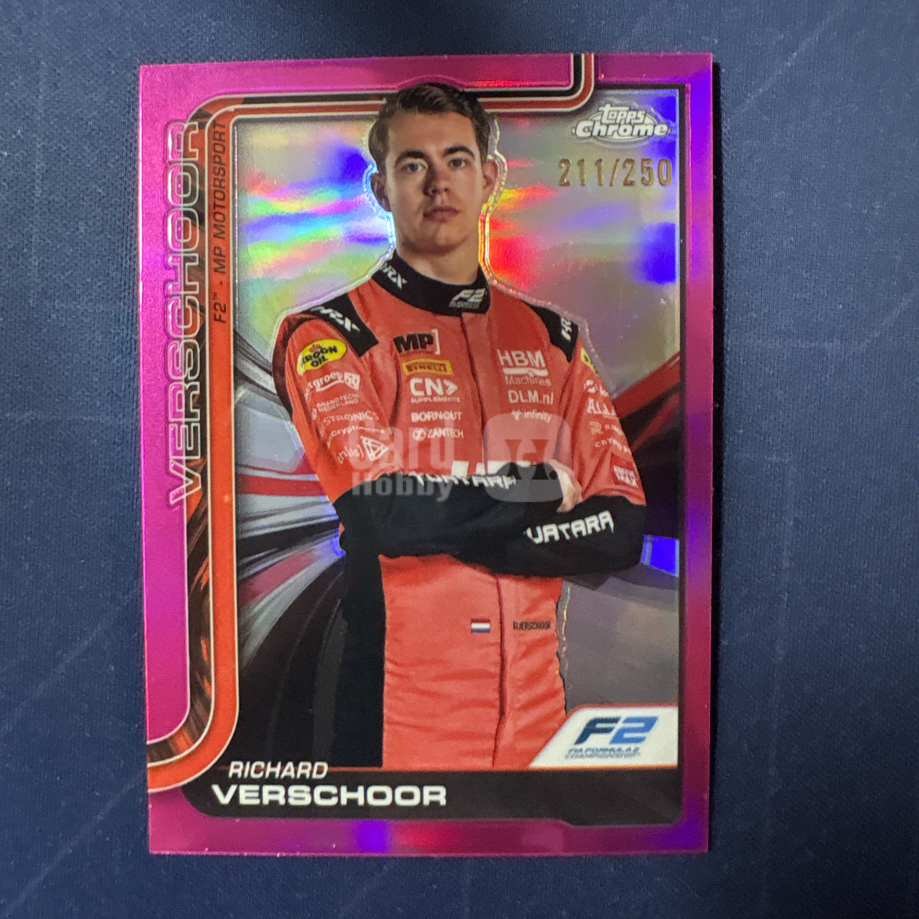 2025 Topps Chrome Richard Verschoor 【爆爆代卖】F1 75周年 里查德 费舍尔 211/250编 粉折 折射 F2 Mp车队 正定妆照 卡品如图 专收必备 #冷哥