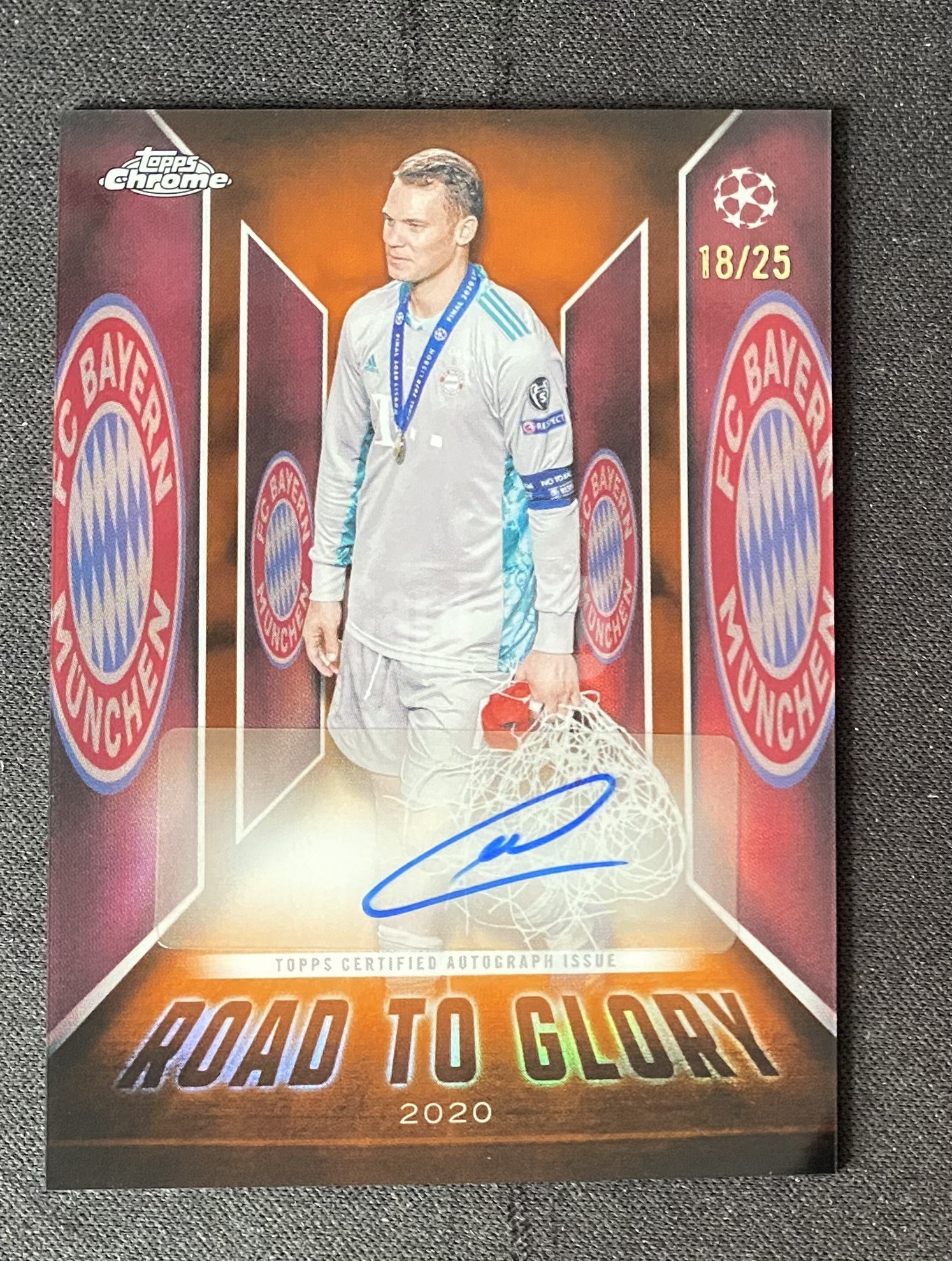 2026 Topps Chrome Manuel Neuer 【来拆波卡】欧冠 拜仁 诺伊尔 荣耀之路 Road To Glory 欧冠捧杯 签字 橙折 25编 HLF