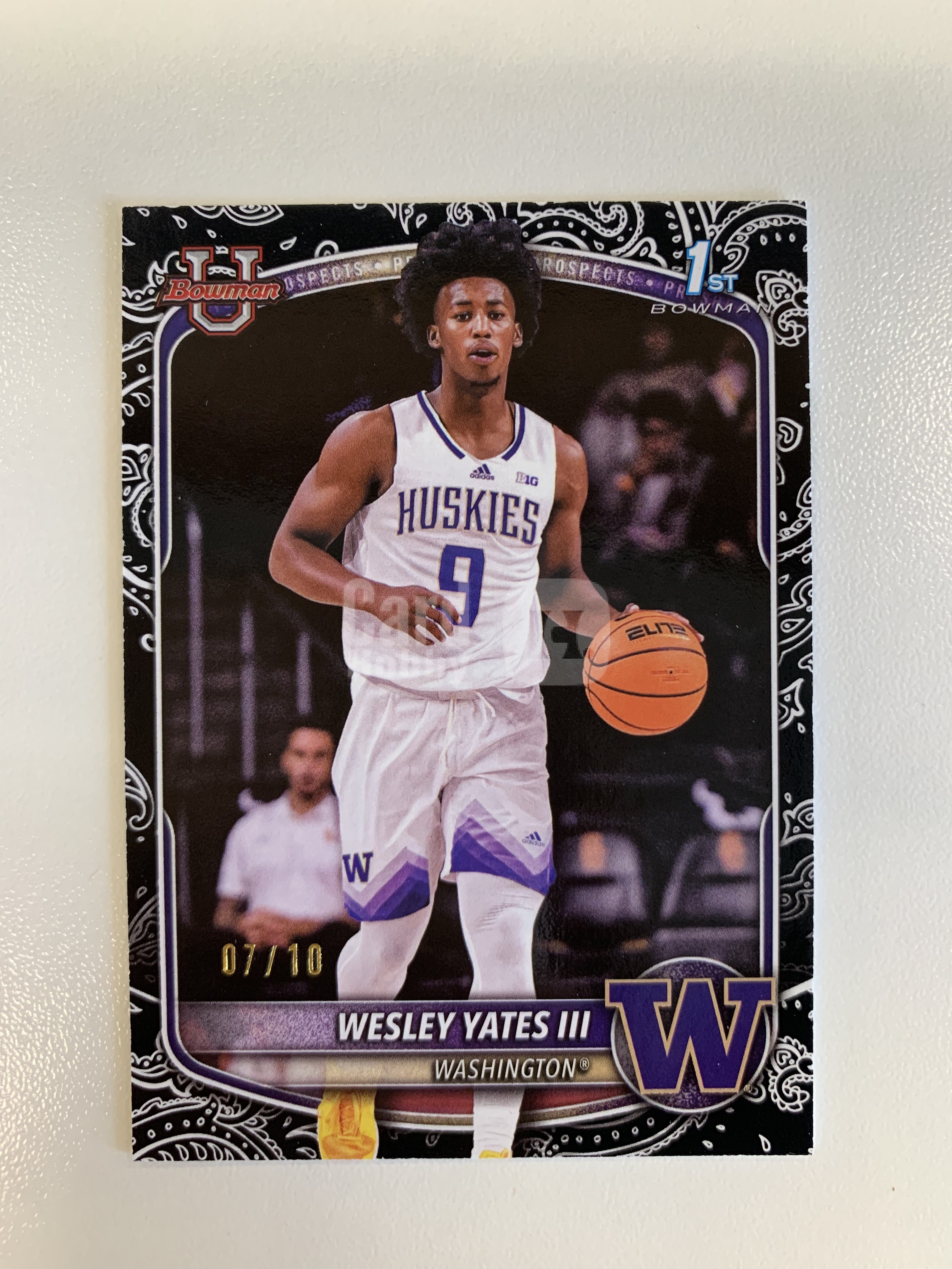 2025-26 Topps Bowman Chrome Wesley Yates III 韦斯利耶茨 三世 大学 1st Paper纸卡 10编黑印花 华盛顿大学 LS