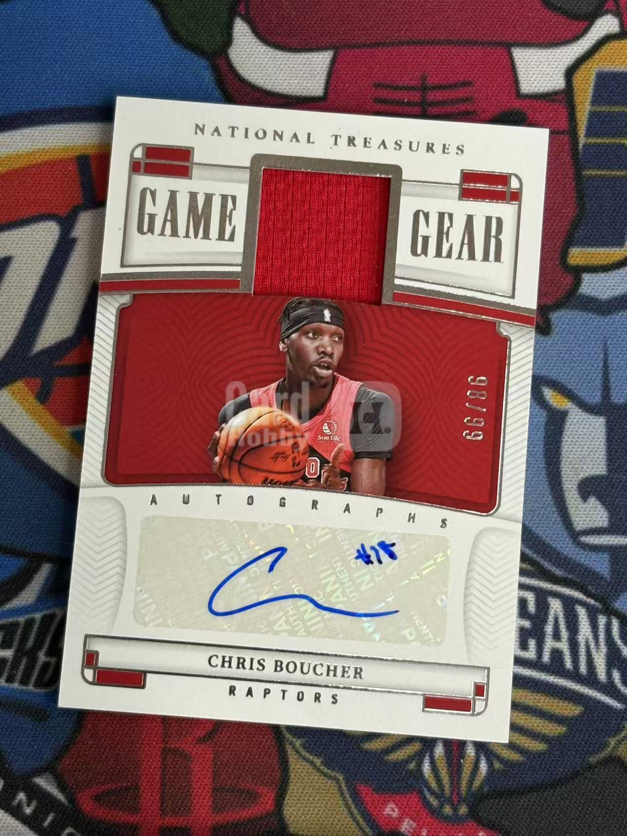 2022-23 PANINI NATIONAL Chris Boucher 国宝高端系列 猛龙 克里斯布歇 99编 JA 亲穿落场球衣物料切割签字卡 实物签字【烂臭嘴拍卖】