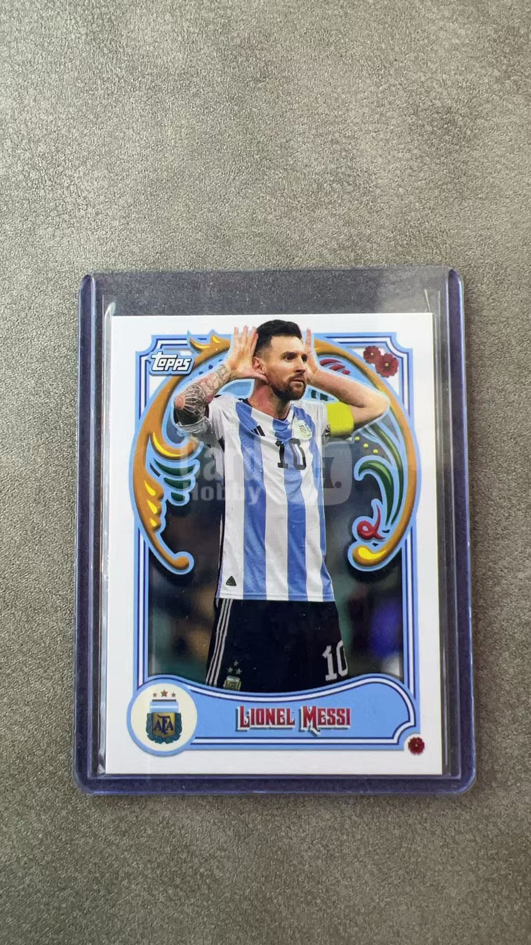 8245【330球星卡实体店代卖】2023 TOPPS 阿根廷队盒 Lionel Messi 梅西 阿根廷 厚卡 base 仅顺丰寄付 (小青)