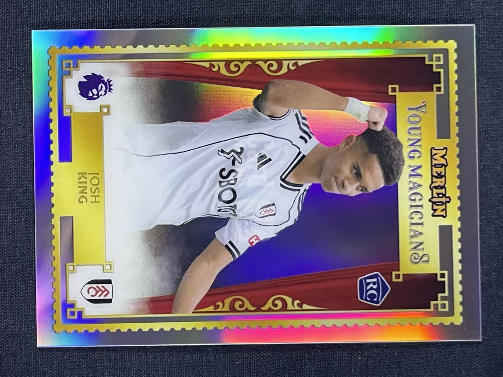 2026 Topps Premier Merlin Josh King YM-11 英超梅林 约什金 新秀RC Fulham富勒姆 Young Magicians 魔法新星特卡 卡品如图