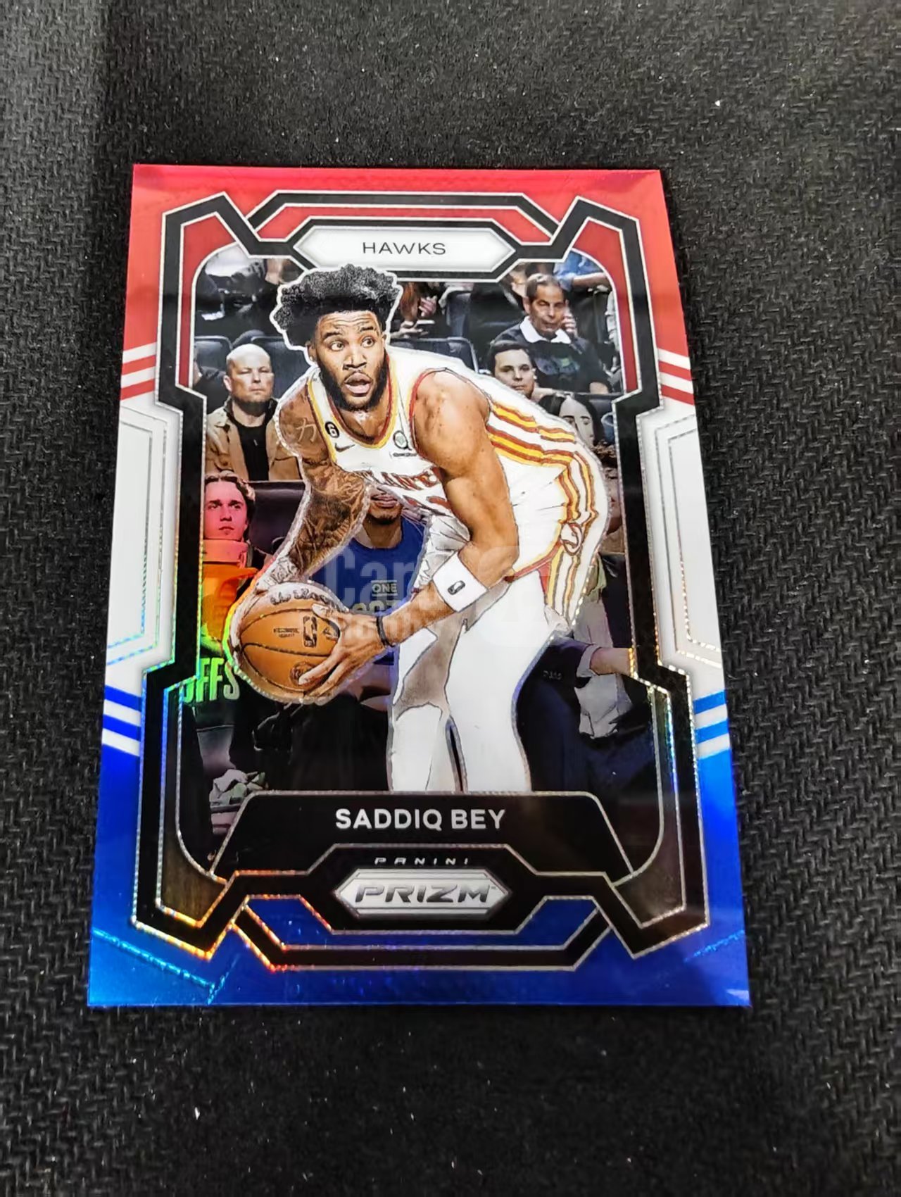 2023-24 Panini Prizm Saddiq Bey 萨迪克 贝 老鹰 三色折 PZ 划痕 边角瑕疵 #213